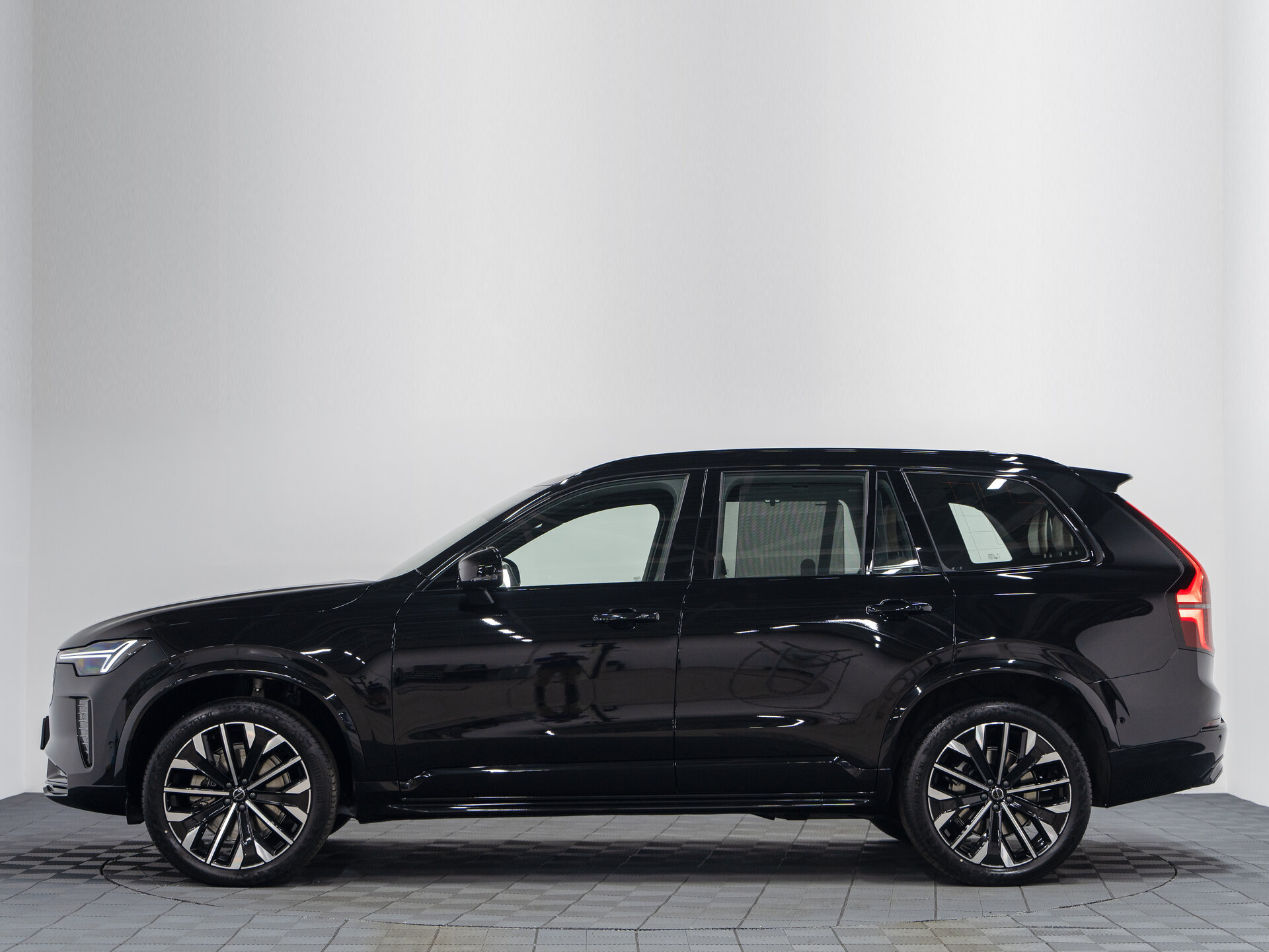 Автомобиль Volvo XC90 B6 2.0 AT (300 л.с.) 4WD - 11