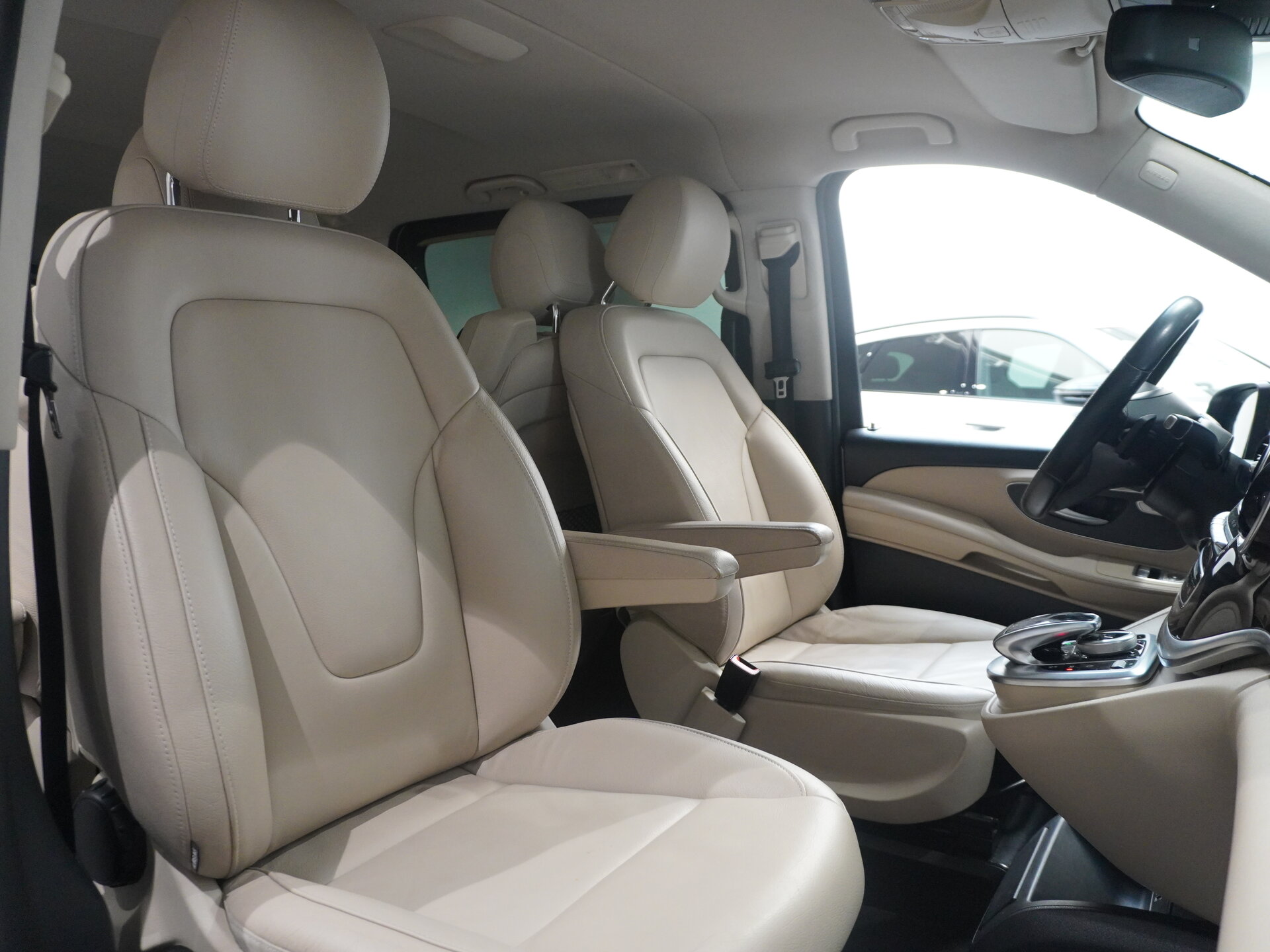 Автомобиль Mercedes-Benz V-Класс 250 d длинный 2.1d AT (190 л.с.) 4WD - 14