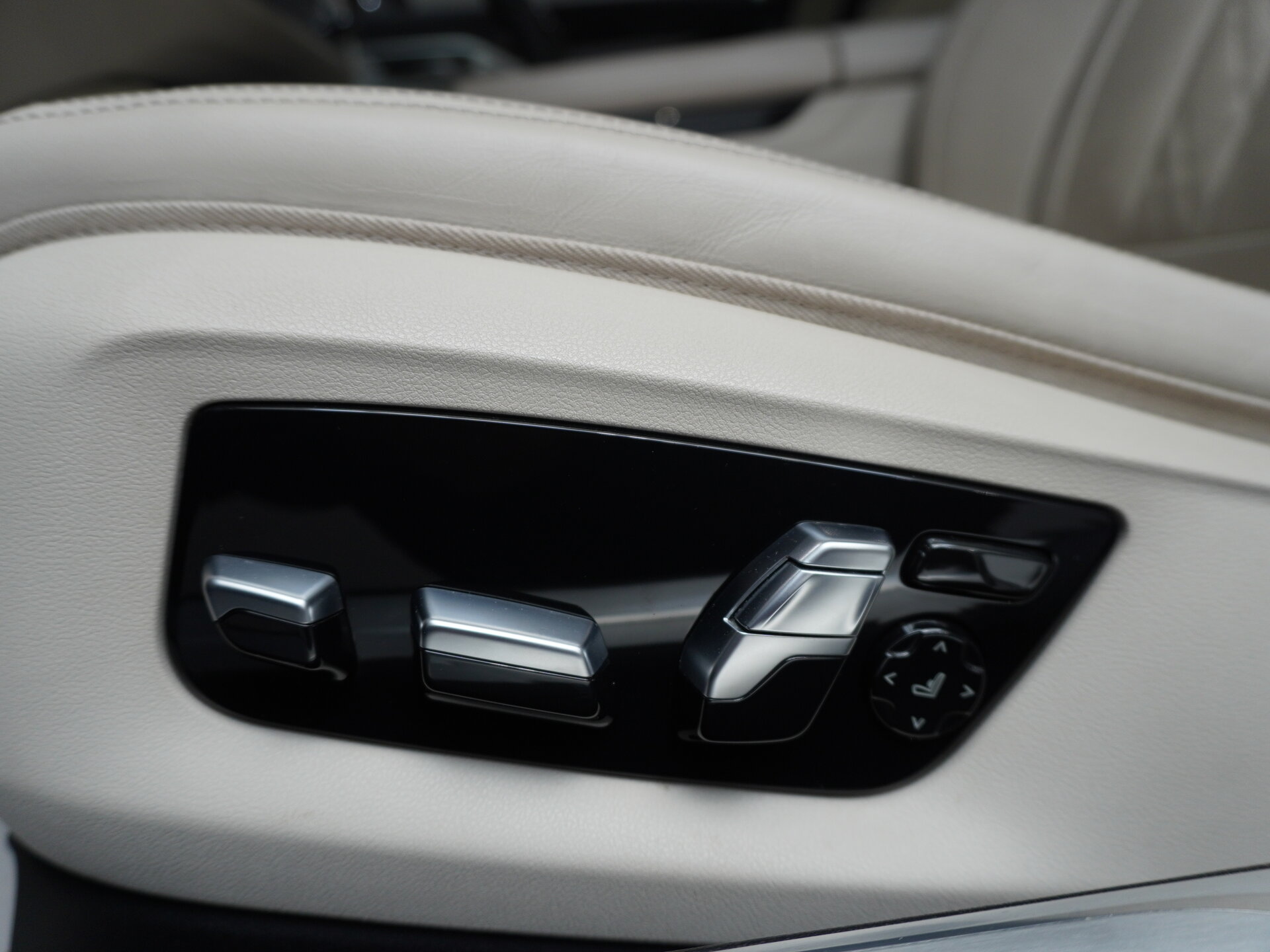 Автомобиль BMW 7 серии 740d xDrive 3.0d AT (320 л.с.) 4WD - 18