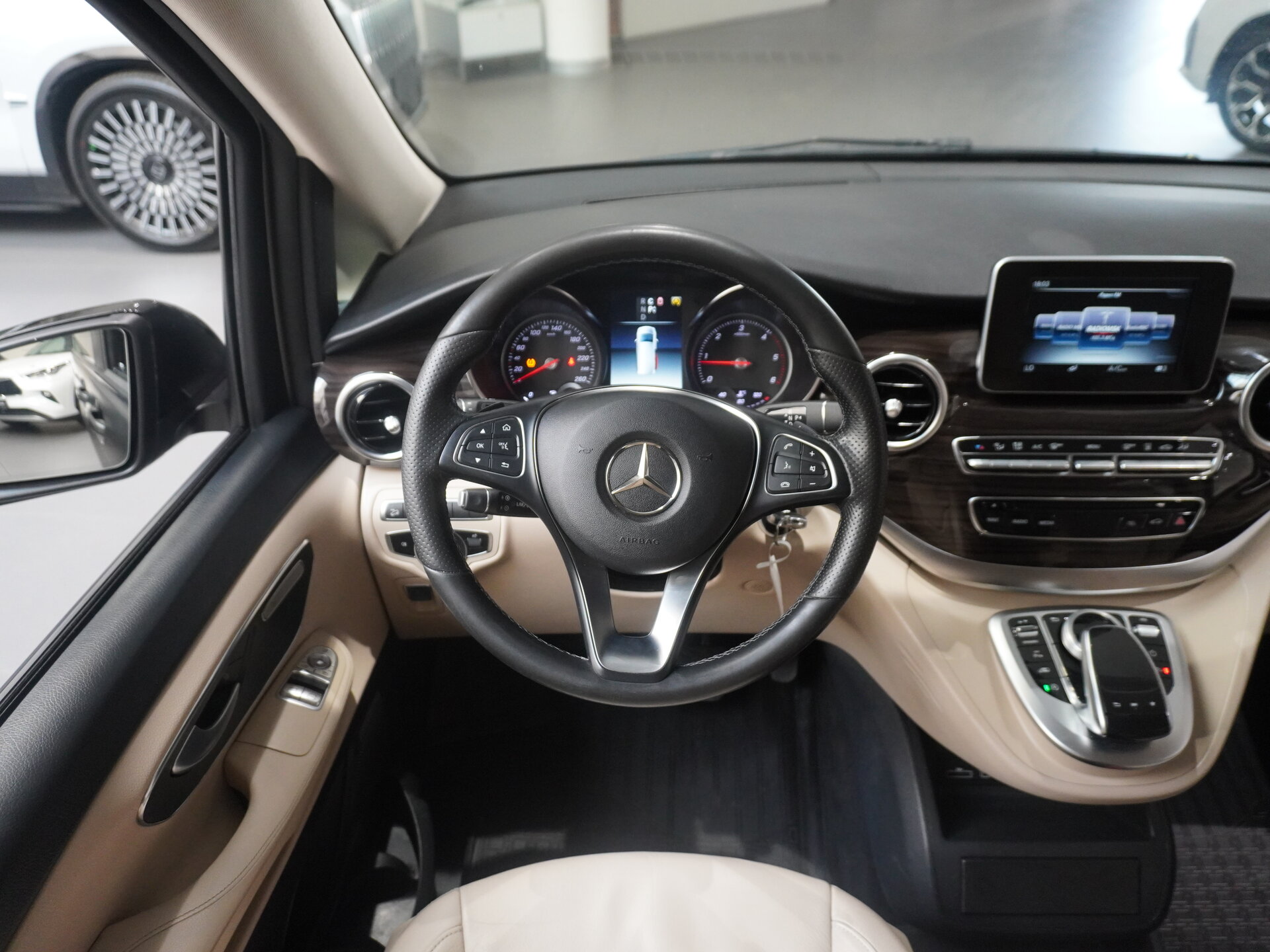 Автомобиль Mercedes-Benz V-Класс 250 d длинный 2.1d AT (190 л.с.) 4WD - 16