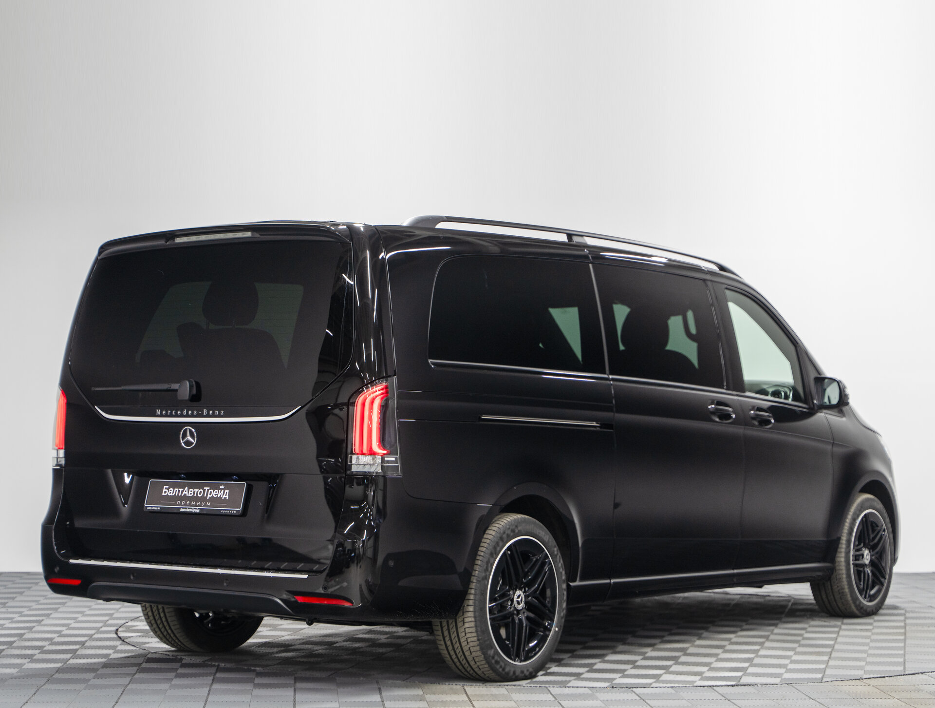 Автомобиль Mercedes-Benz V-Класс 300 d экстра длинный 2.0d AT (237 л.с.) 4WD - 7