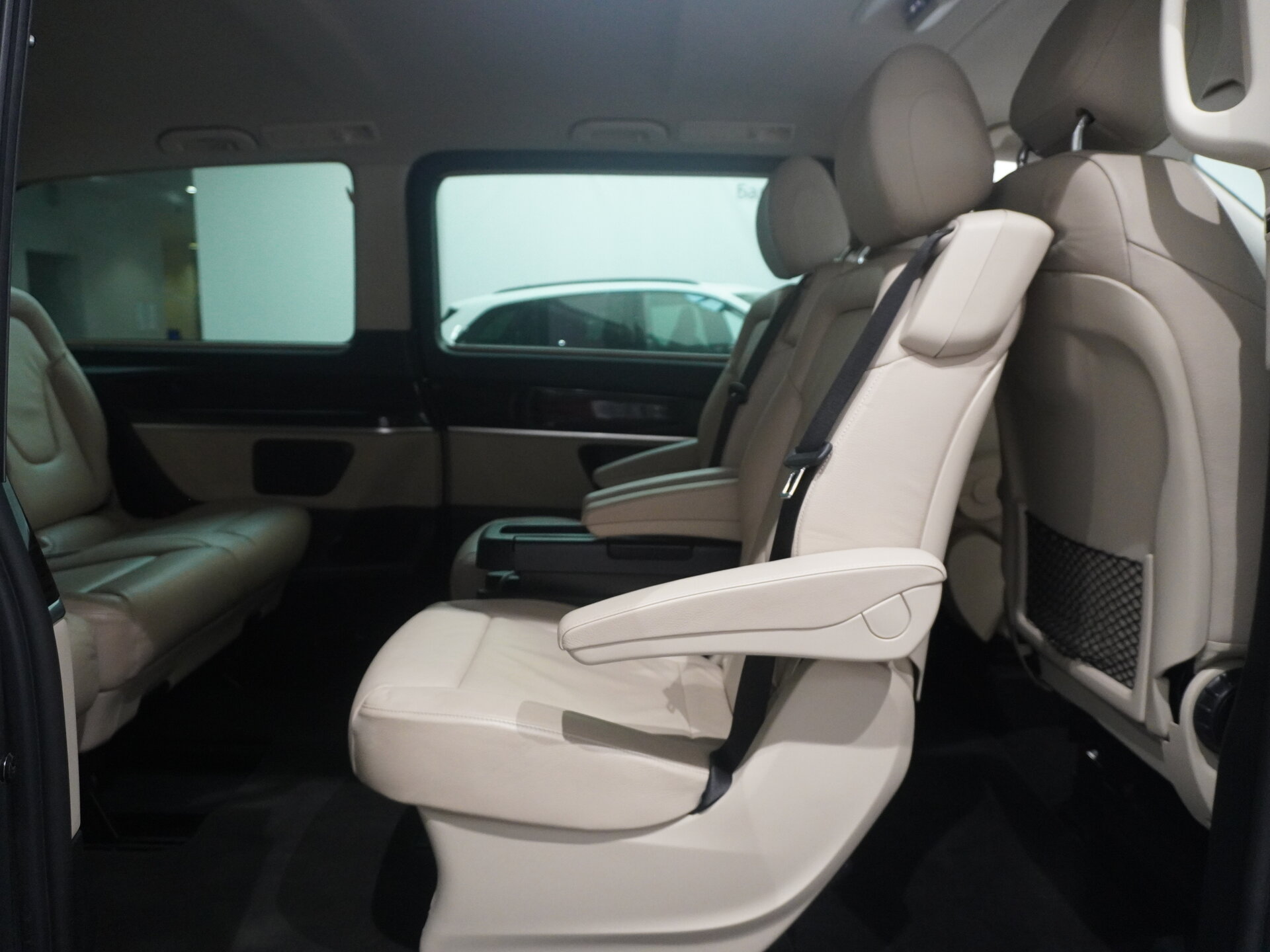 Автомобиль Mercedes-Benz V-Класс 250 d длинный 2.1d AT (190 л.с.) 4WD - 10