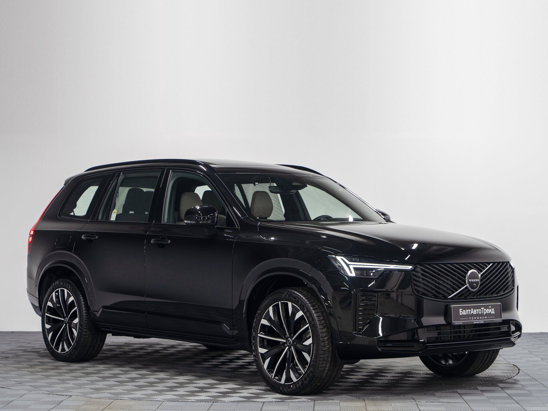 Автомобиль Volvo XC90 B6 2.0 AT (300 л.с.) 4WD - 5