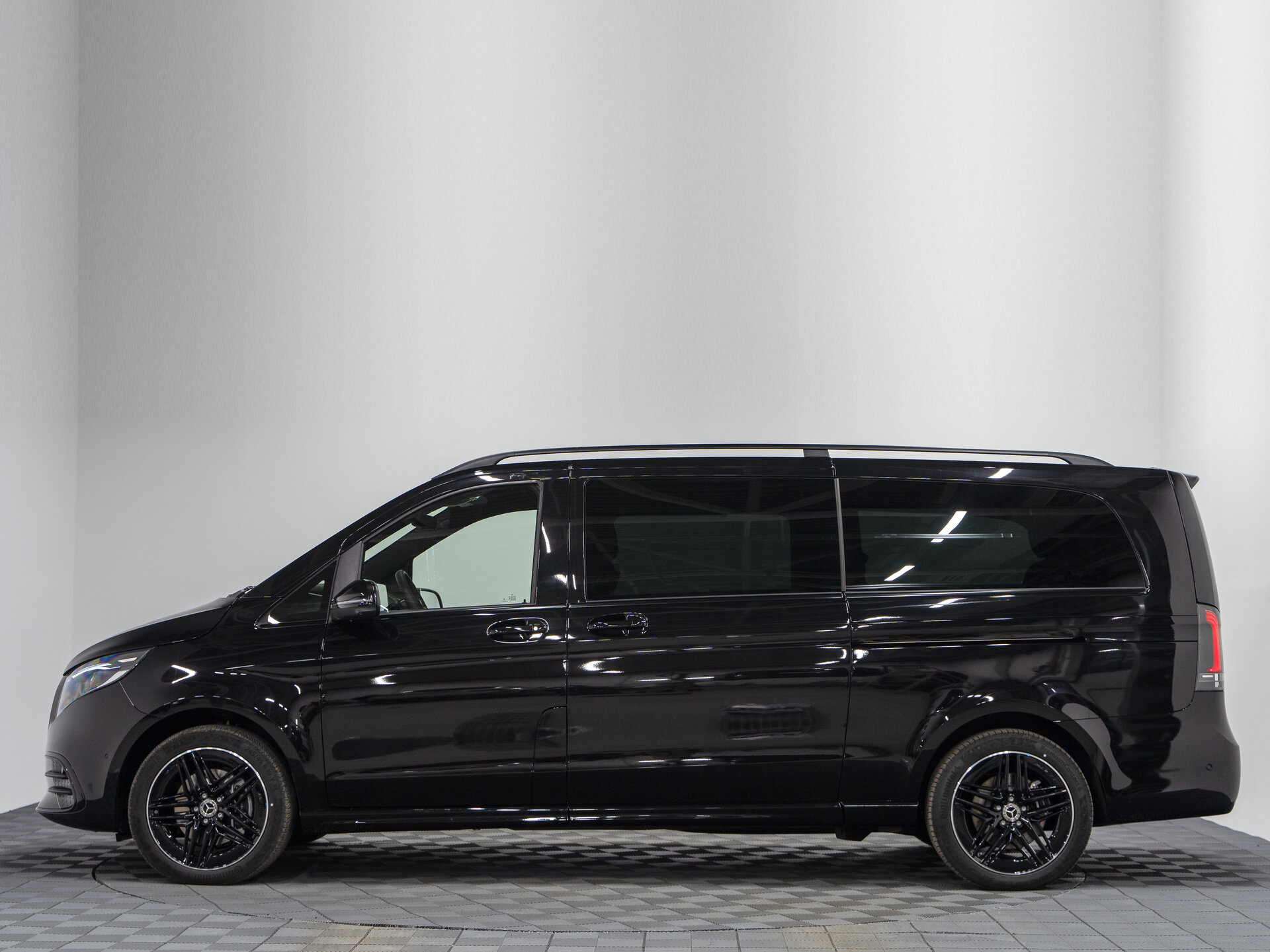 Автомобиль Mercedes-Benz V-Класс 300 d экстра длинный 2.0d AT (237 л.с.) 4WD - 11