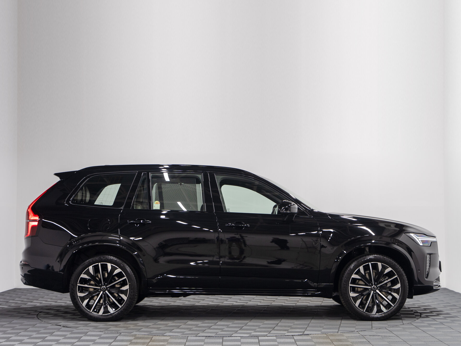 Автомобиль Volvo XC90 B6 2.0 AT (300 л.с.) 4WD - 6