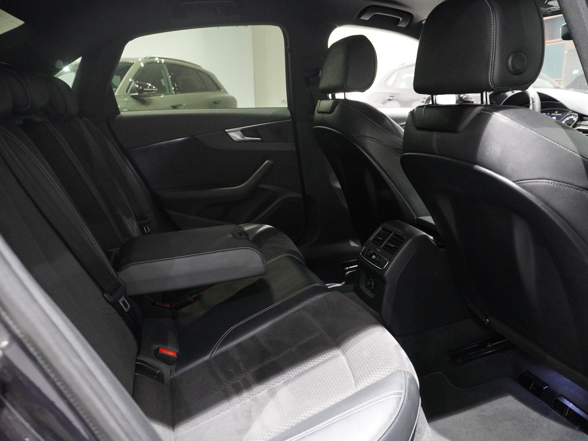 Автомобиль Audi A4 2.0d AMT (190 л.с.) 4WD - 10