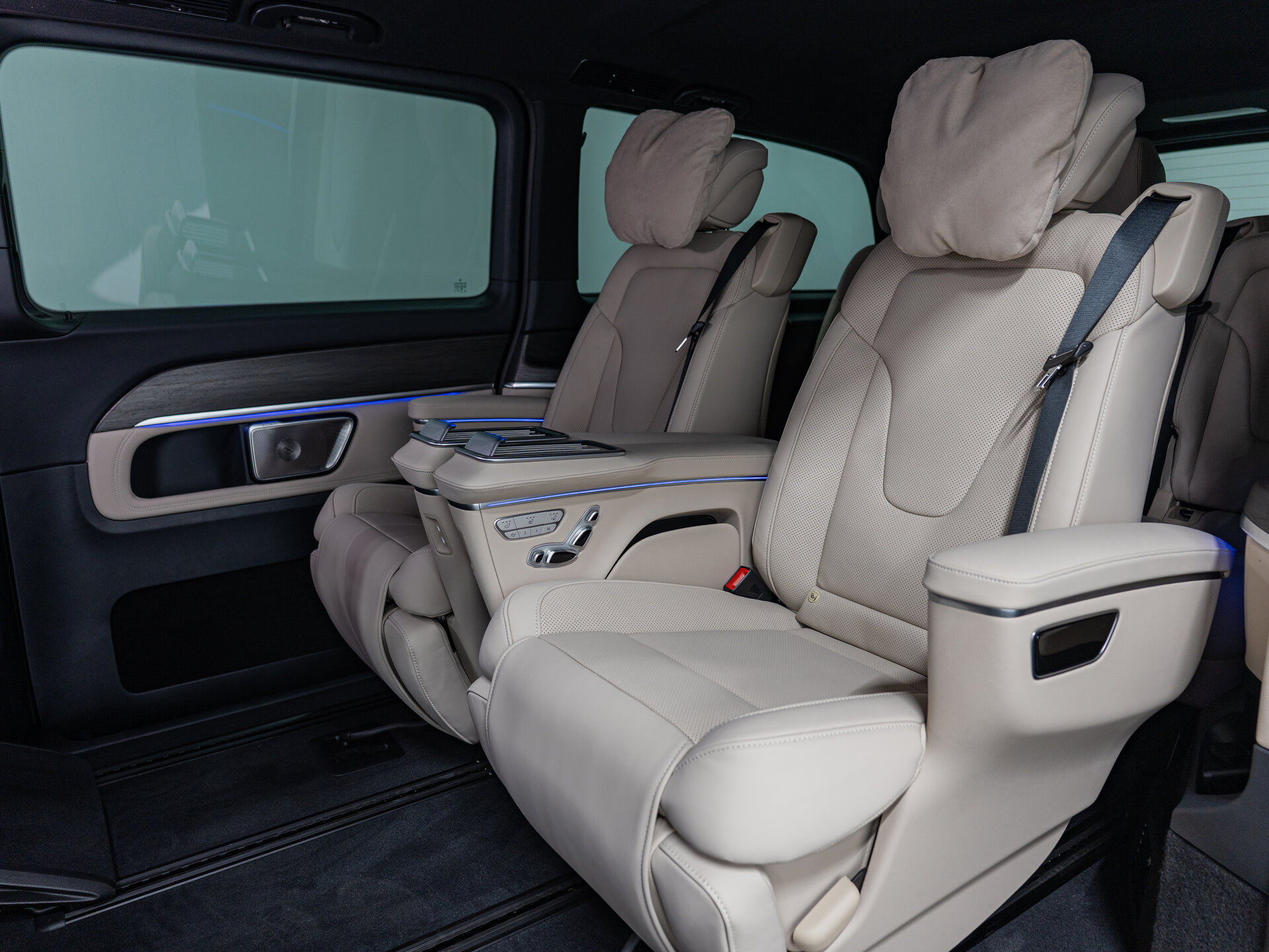 Автомобиль Mercedes-Benz V-Класс 300 d экстра длинный 2.0d AT (237 л.с.) 4WD - 19