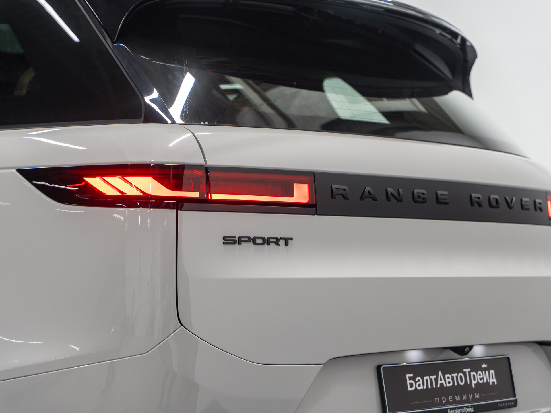 Автомобиль Land Rover Range Rover Sport P400 MHEV 3.0 AT (400 л.с.) 4WD - 10