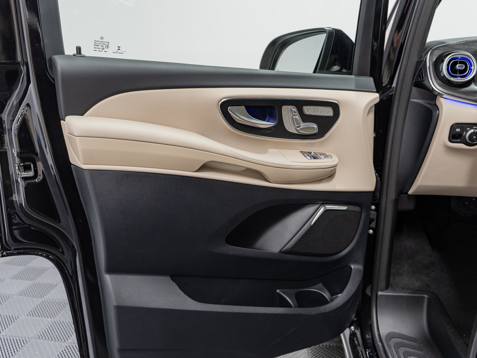 Автомобиль Mercedes-Benz V-Класс 300 d экстра длинный 2.0d AT (237 л.с.) 4WD - 12