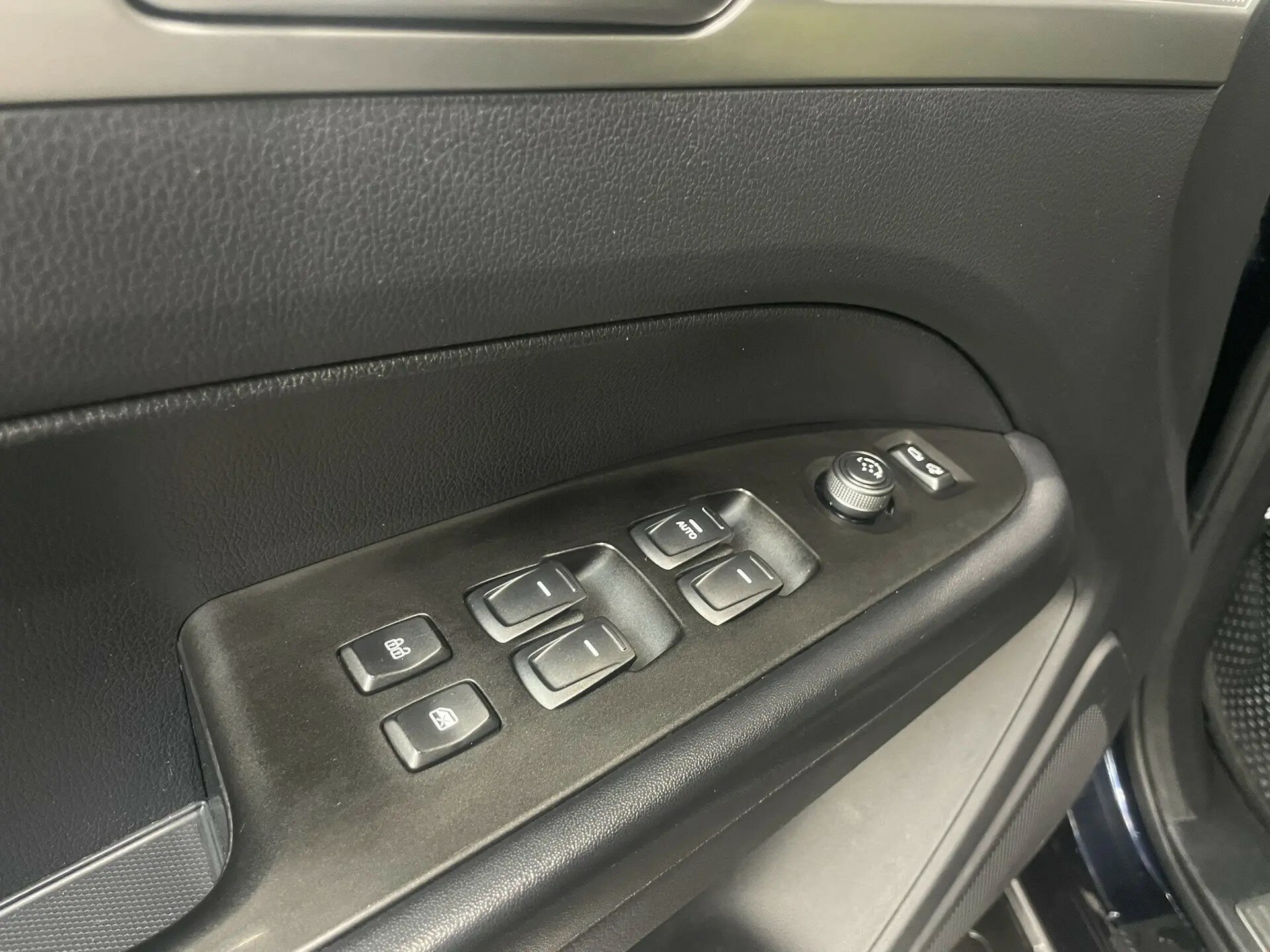 Автомобиль SsangYong Rexton Sports 2.2d AT (181 л.с.) 4WD - 20