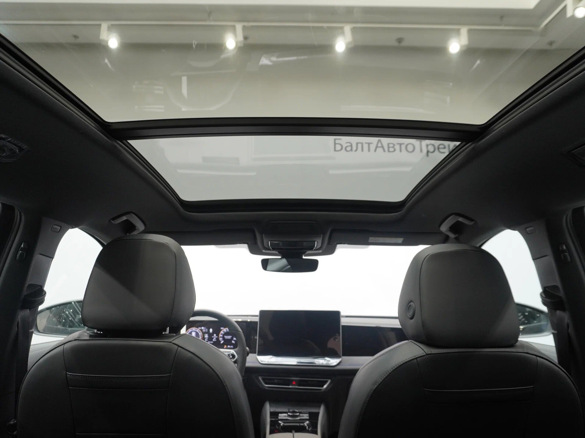 Автомобиль Volkswagen Tiguan L Pro 2.0 AMT (220 л.с.) 4WD - 7