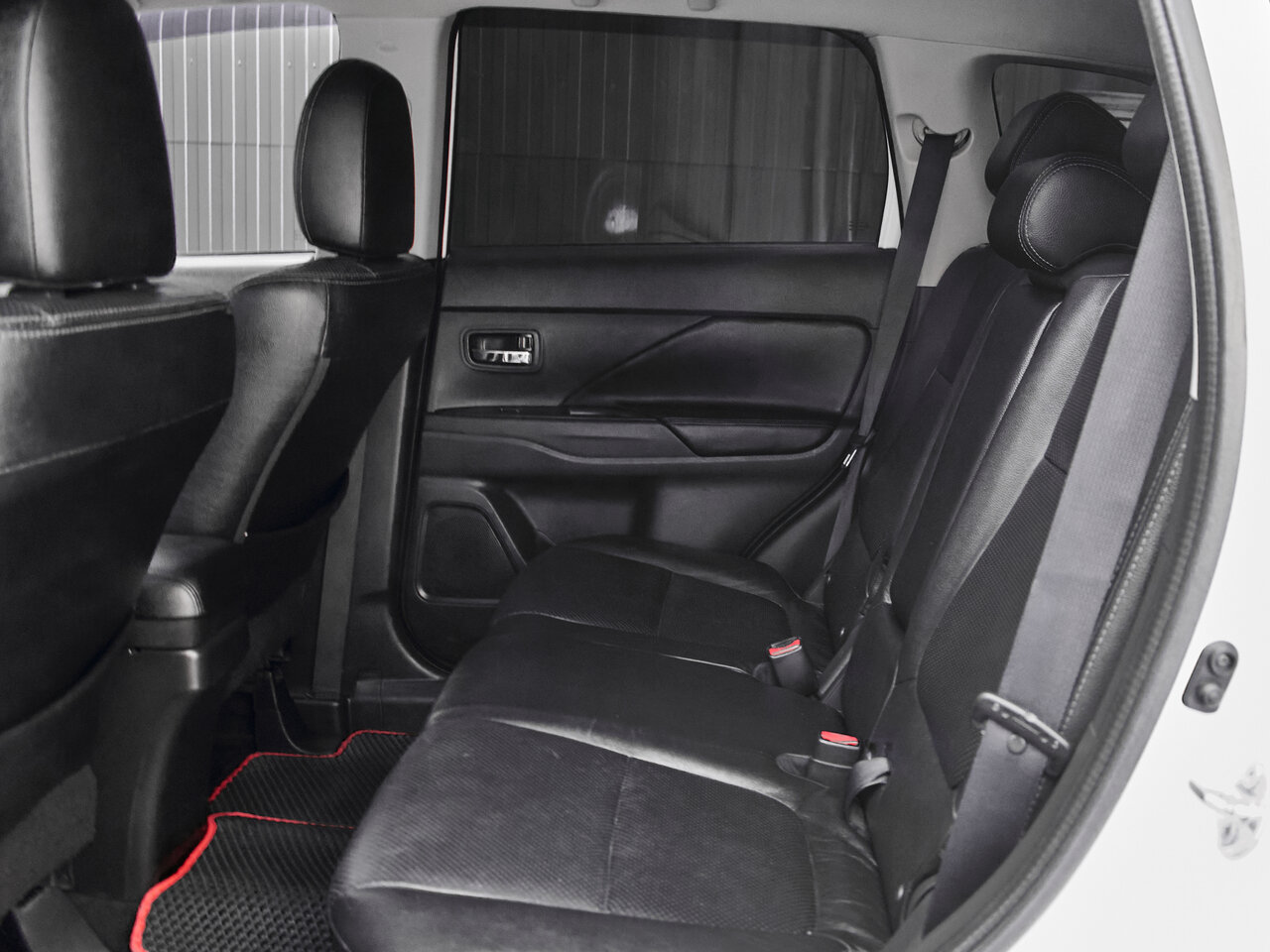 Купить Mitsubishi Outlander 2.4 CVT (167 л.с.) 4WD, 2015 в Екатеренбурге