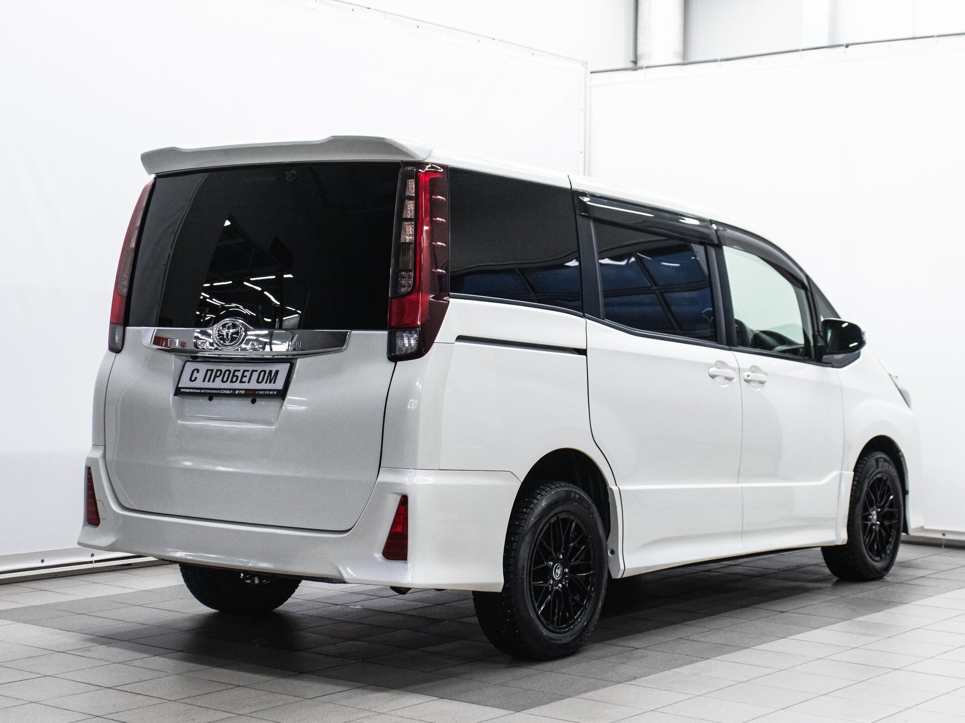 Toyota Noah 2017 4