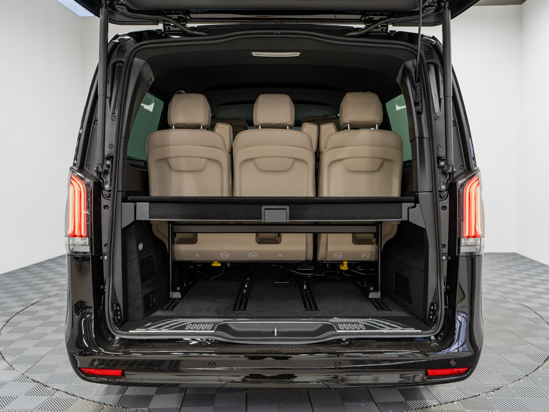 Автомобиль Mercedes-Benz V-Класс 300 d экстра длинный 2.0d AT (237 л.с.) 4WD - 8