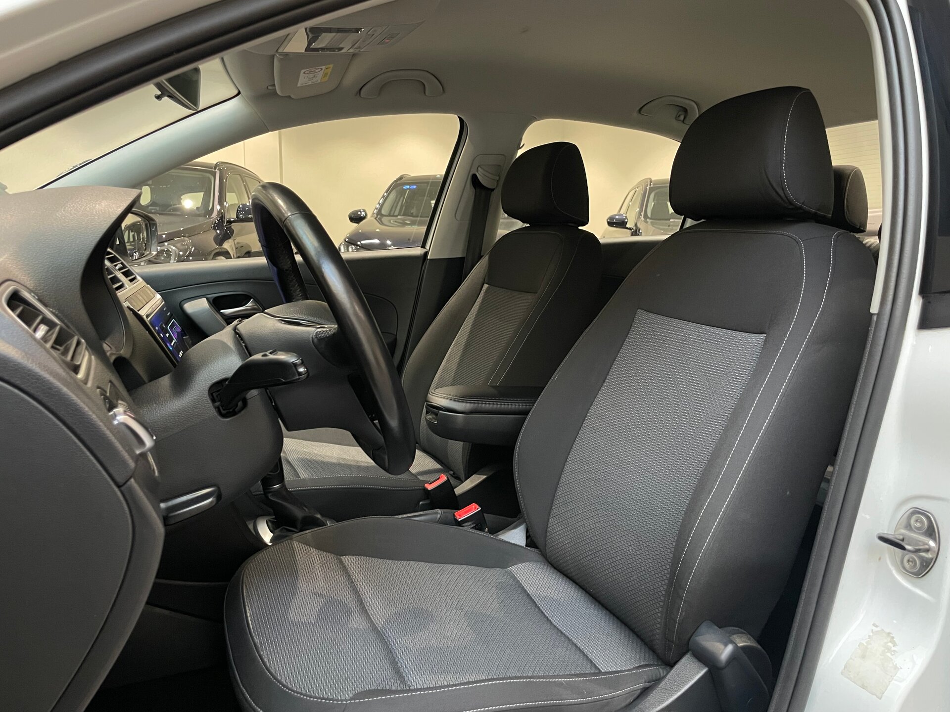 Автомобиль Volkswagen Polo 1.6 AT (110 л.с.) - 8