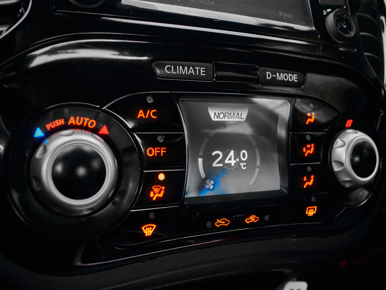 Купить Nissan Juke 1.6 CVT (117 л.с.), 2013 в Екатеренбурге