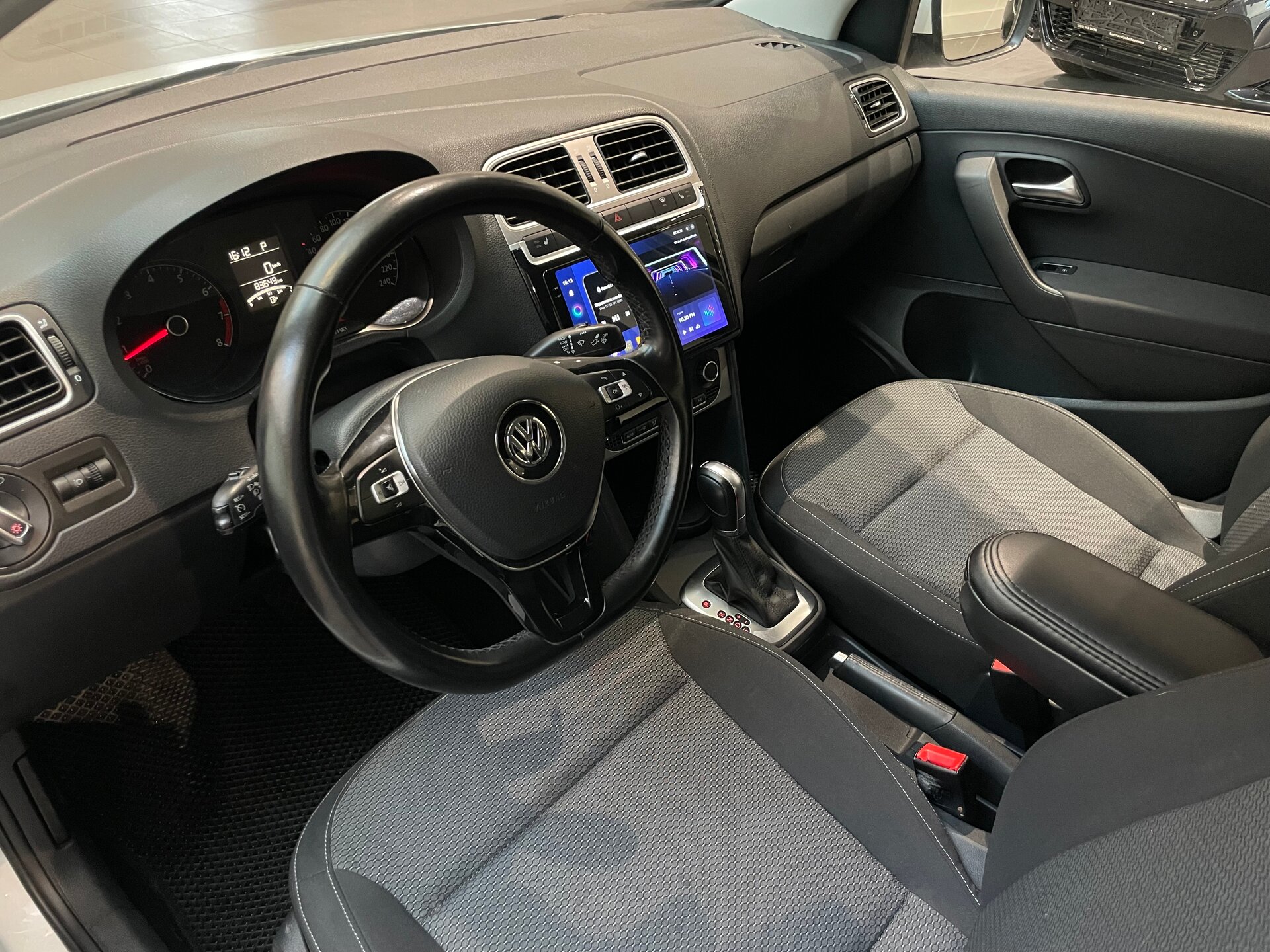 Автомобиль Volkswagen Polo 1.6 AT (110 л.с.) - 7