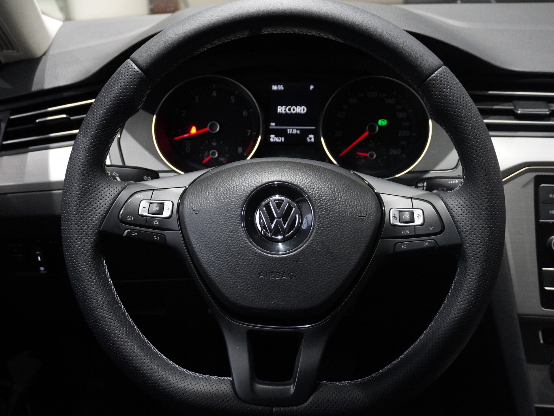 Автомобиль Volkswagen Passat 1.4 AMT (125 л.с.) - 16