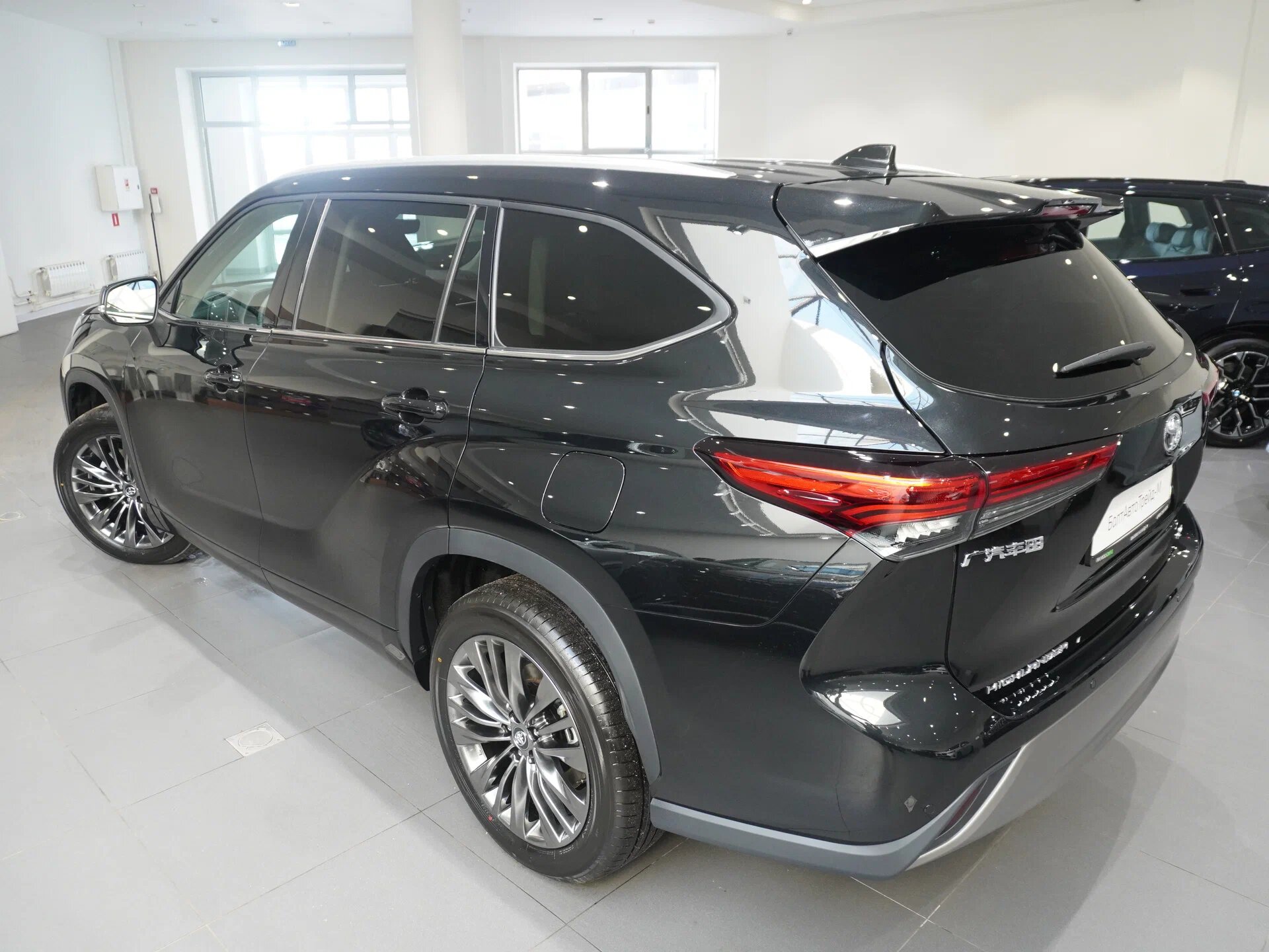 Автомобиль Toyota Highlander 2.0 AT (248 л.с.) 4WD - 5