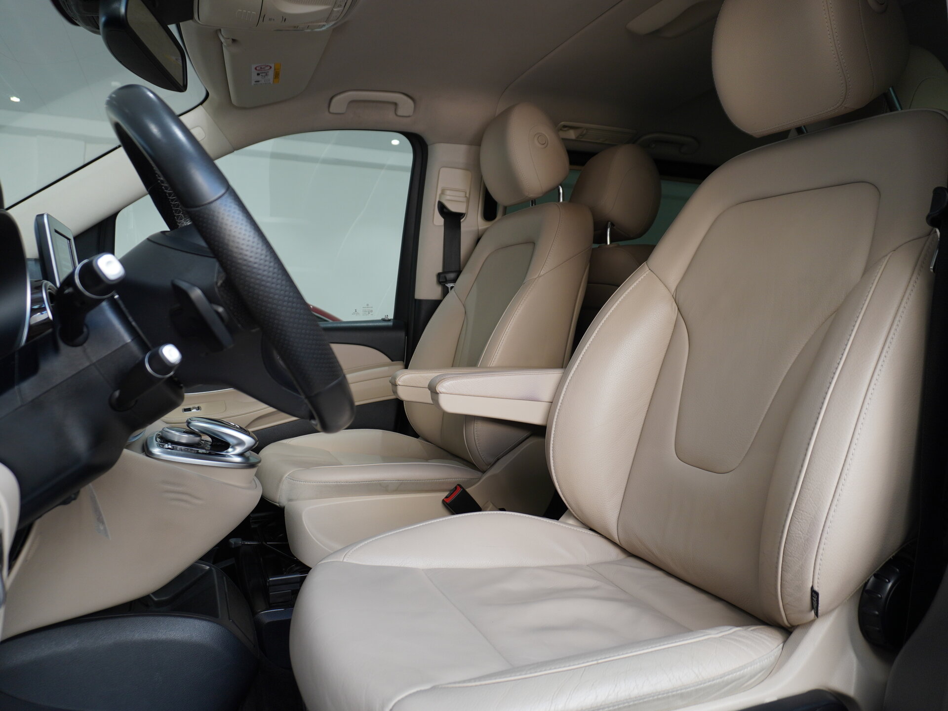 Автомобиль Mercedes-Benz V-Класс 250 d длинный 2.1d AT (190 л.с.) 4WD - 8