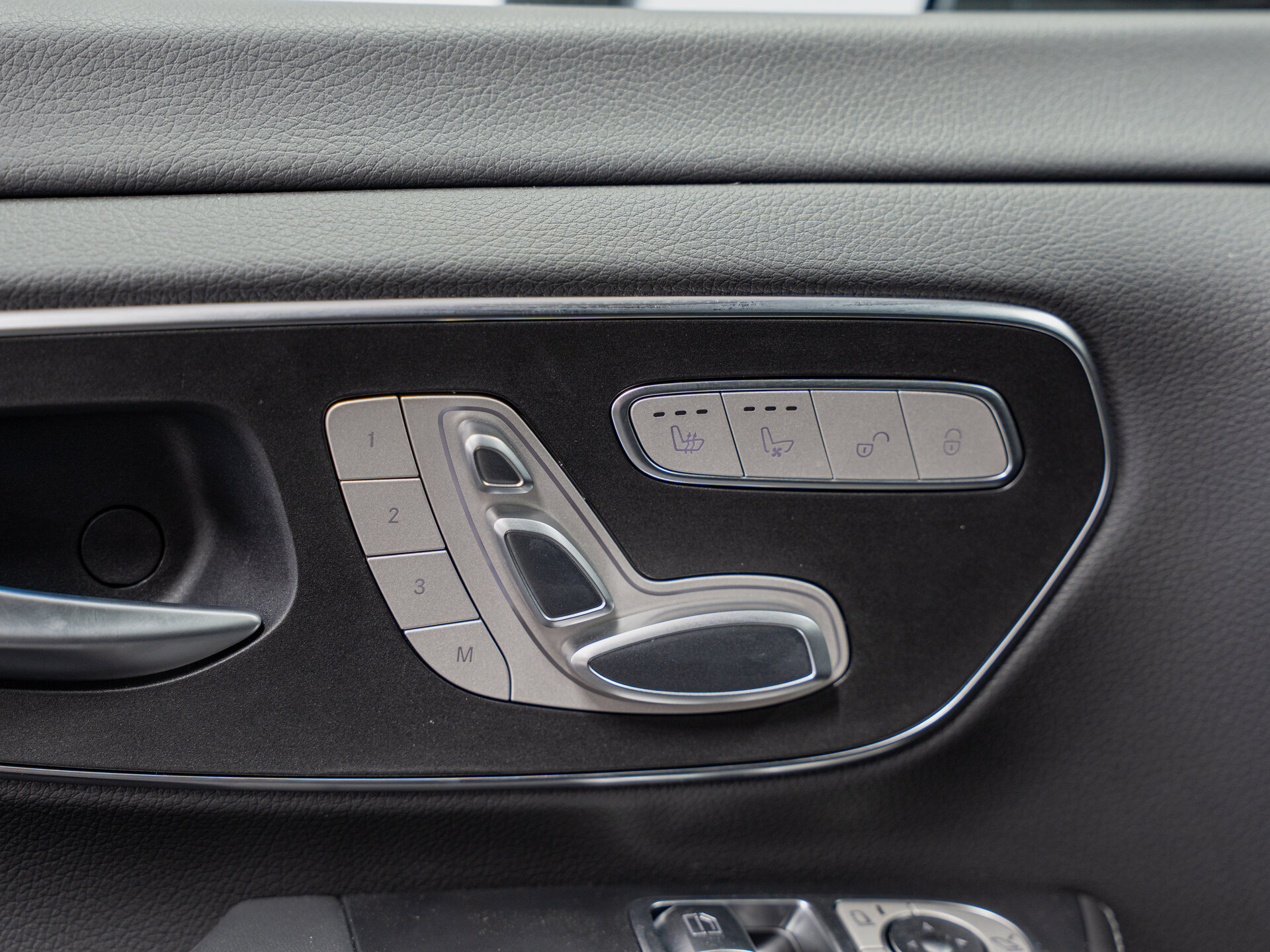 Автомобиль Mercedes-Benz V-Класс 300 d экстра длинный 2.0d AT (237 л.с.) 4WD - 17