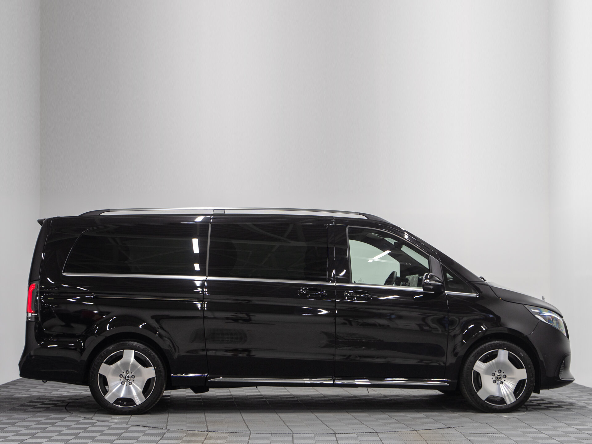 Автомобиль Mercedes-Benz V-Класс 300 d экстра длинный 2.0d AT (237 л.с.) 4WD - 5