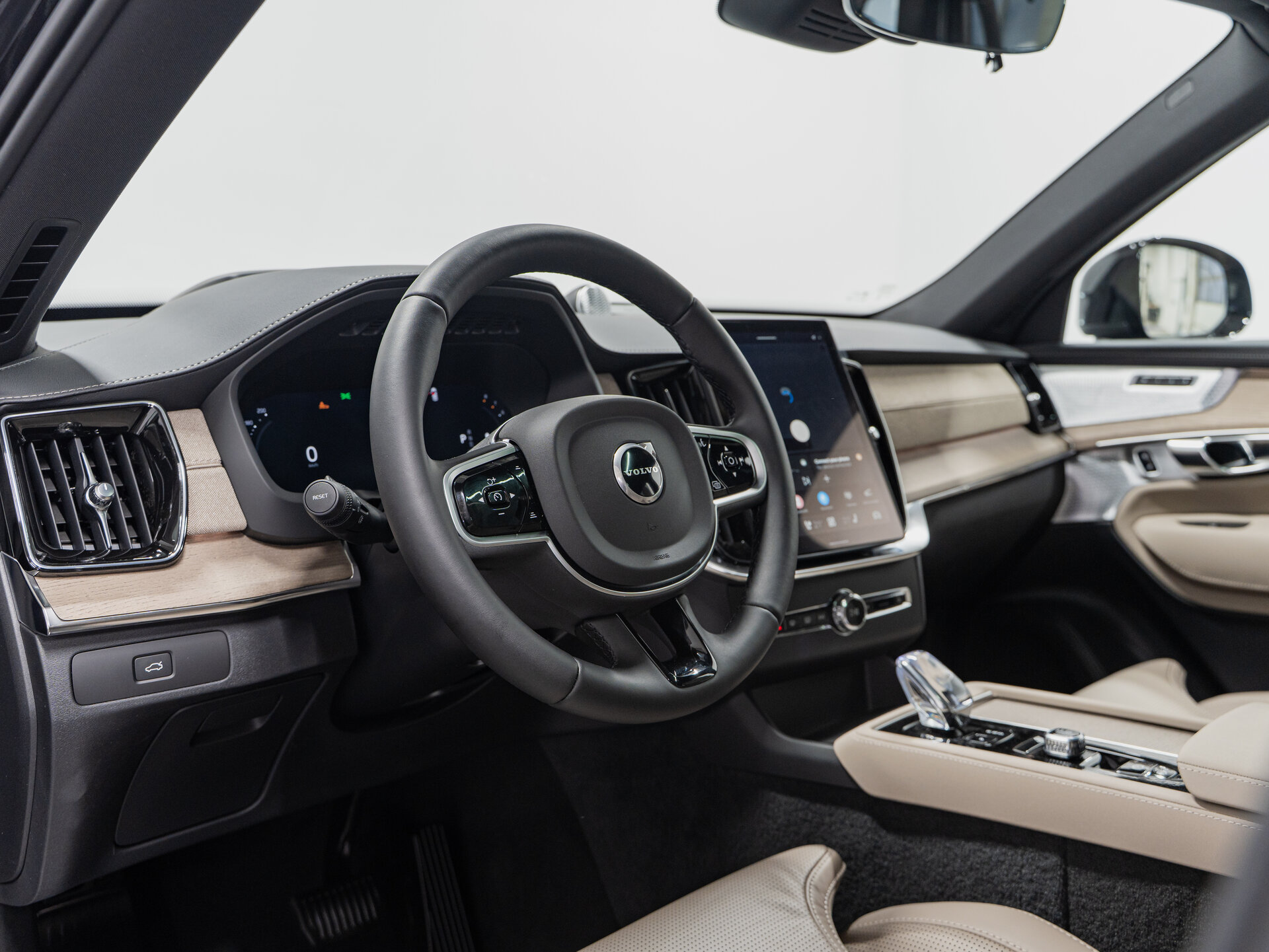 Автомобиль Volvo XC90 B6 2.0 AT (300 л.с.) 4WD - 12