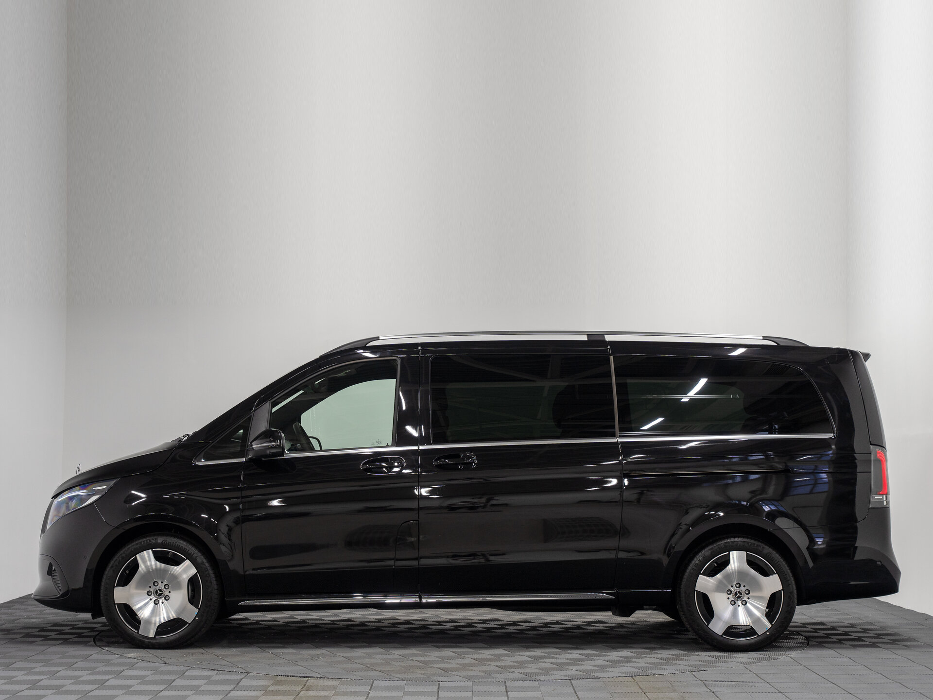 Автомобиль Mercedes-Benz V-Класс 300 d экстра длинный 2.0d AT (237 л.с.) 4WD - 14