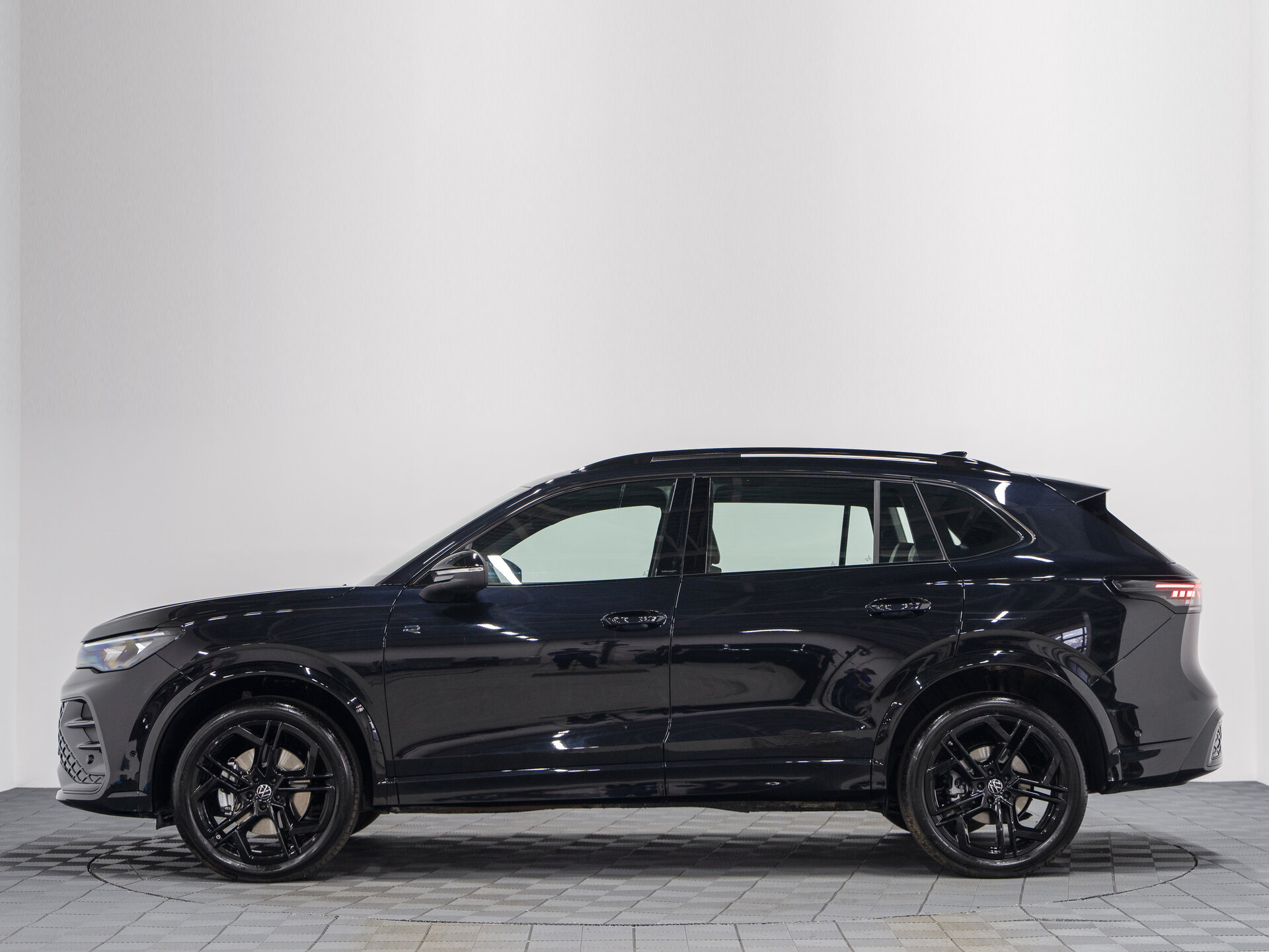 Автомобиль Volkswagen Tiguan L Pro 2.0 AMT (220 л.с.) 4WD - 11
