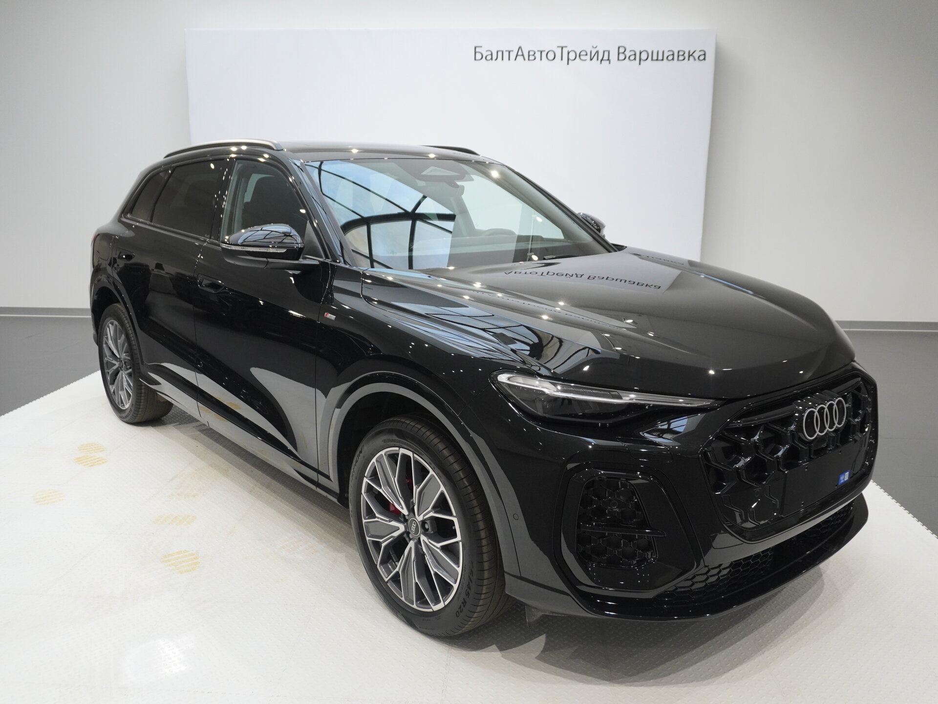 Автомобиль Audi Q5 L 2.0 AMT (204 л.с.) 4WD - 6