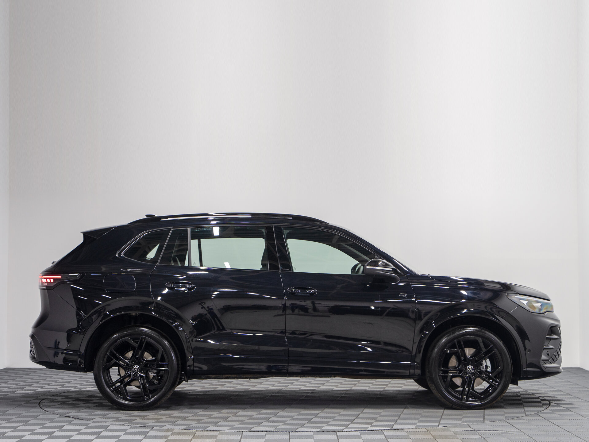 Автомобиль Volkswagen Tiguan L Pro 2.0 AMT (220 л.с.) 4WD - 6