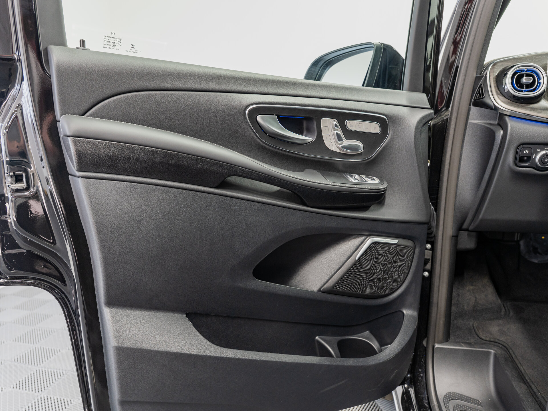 Автомобиль Mercedes-Benz V-Класс 300 d экстра длинный 2.0d AT (237 л.с.) 4WD - 16
