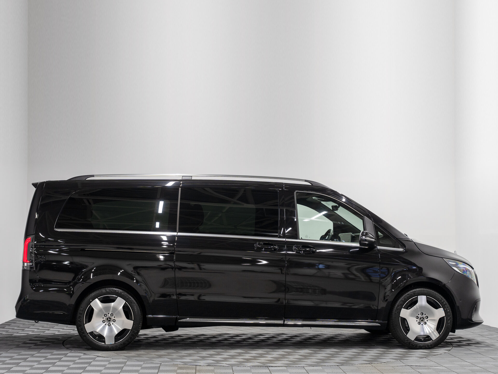 Автомобиль Mercedes-Benz V-Класс 300 d экстра длинный 2.0d AT (237 л.с.) 4WD - 6