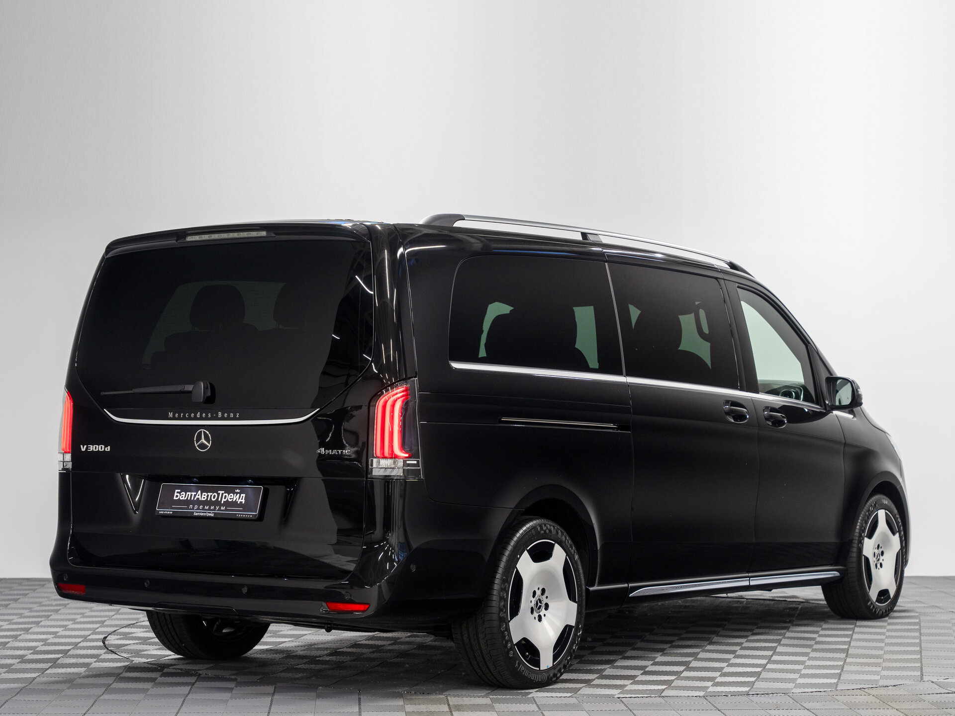 Автомобиль Mercedes-Benz V-Класс 300 d экстра длинный 2.0d AT (237 л.с.) 4WD - 7