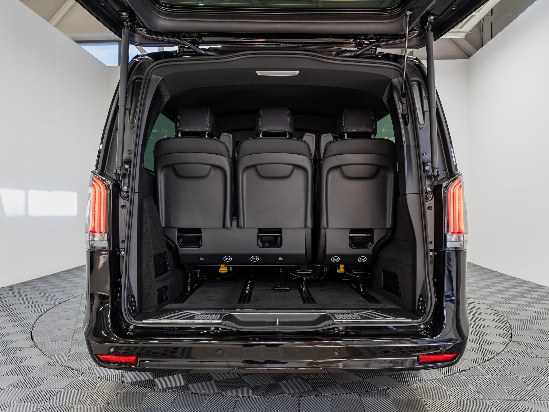 Автомобиль Mercedes-Benz V-Класс 300 d экстра длинный 2.0d AT (237 л.с.) 4WD - 9