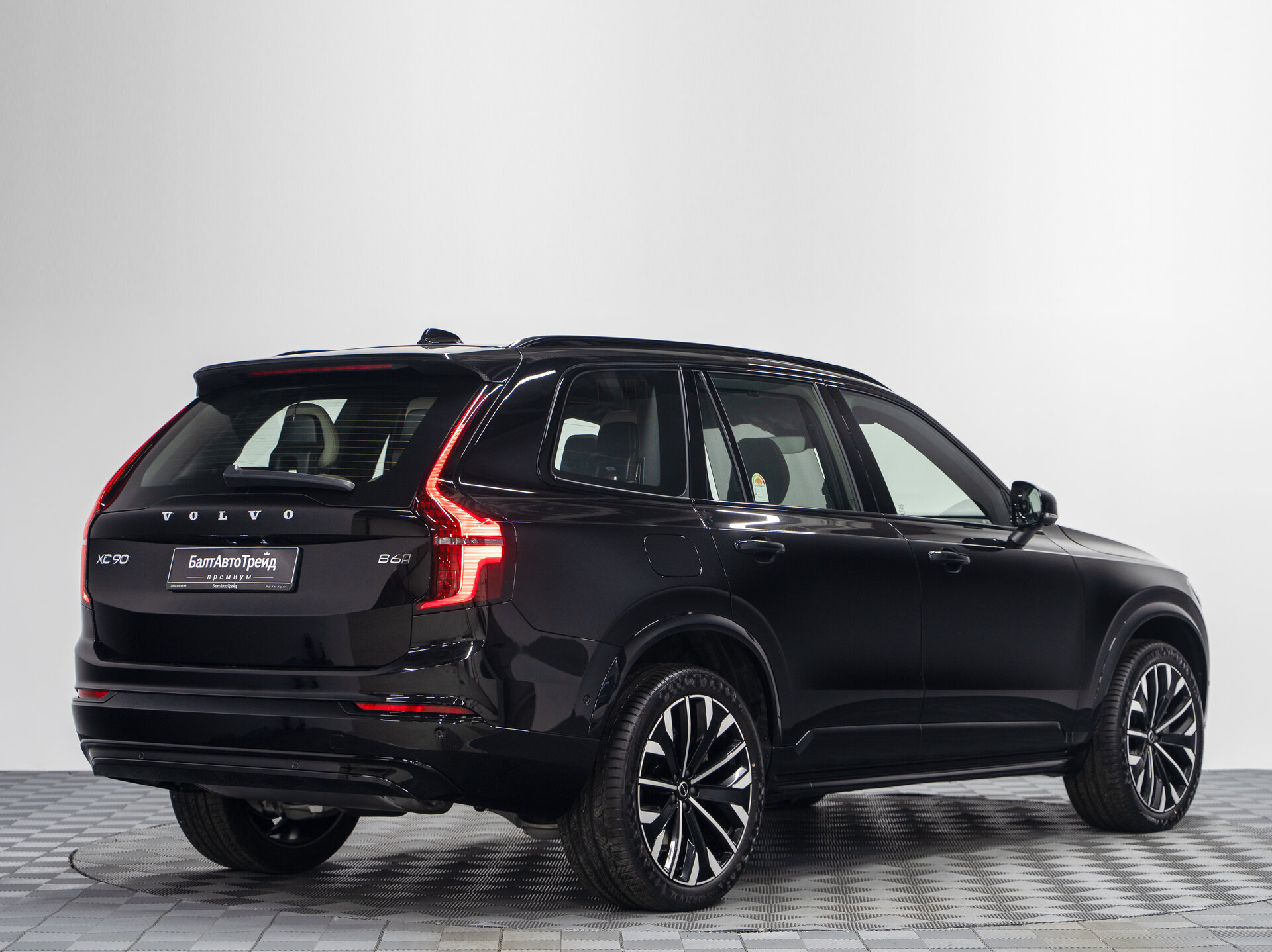 Автомобиль Volvo XC90 B6 2.0 AT (300 л.с.) 4WD - 7