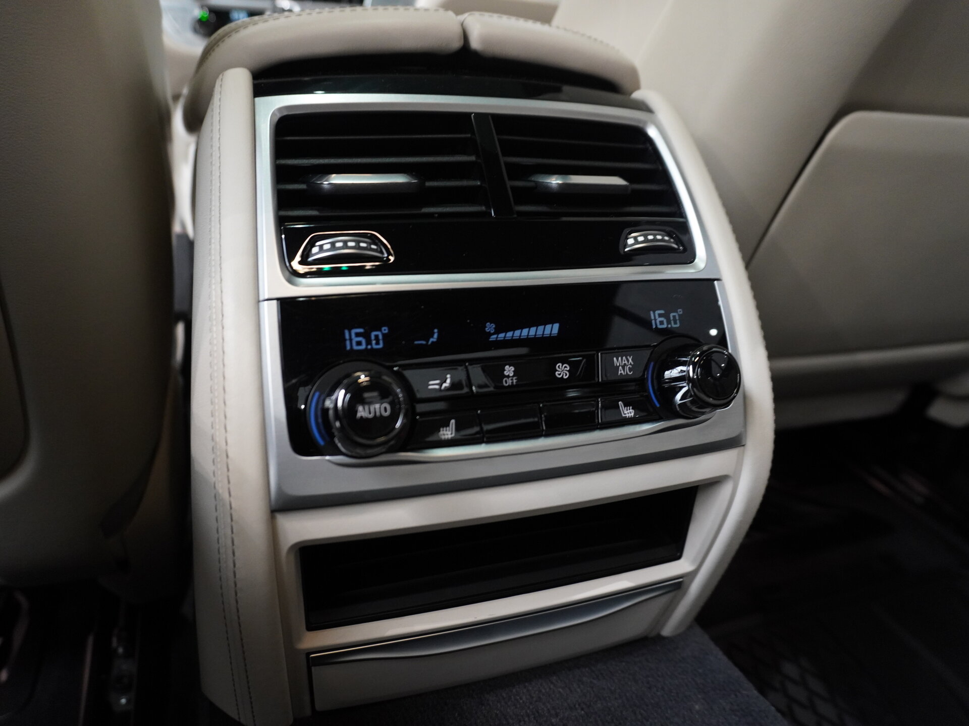 Автомобиль BMW 7 серии 740d xDrive 3.0d AT (320 л.с.) 4WD - 10