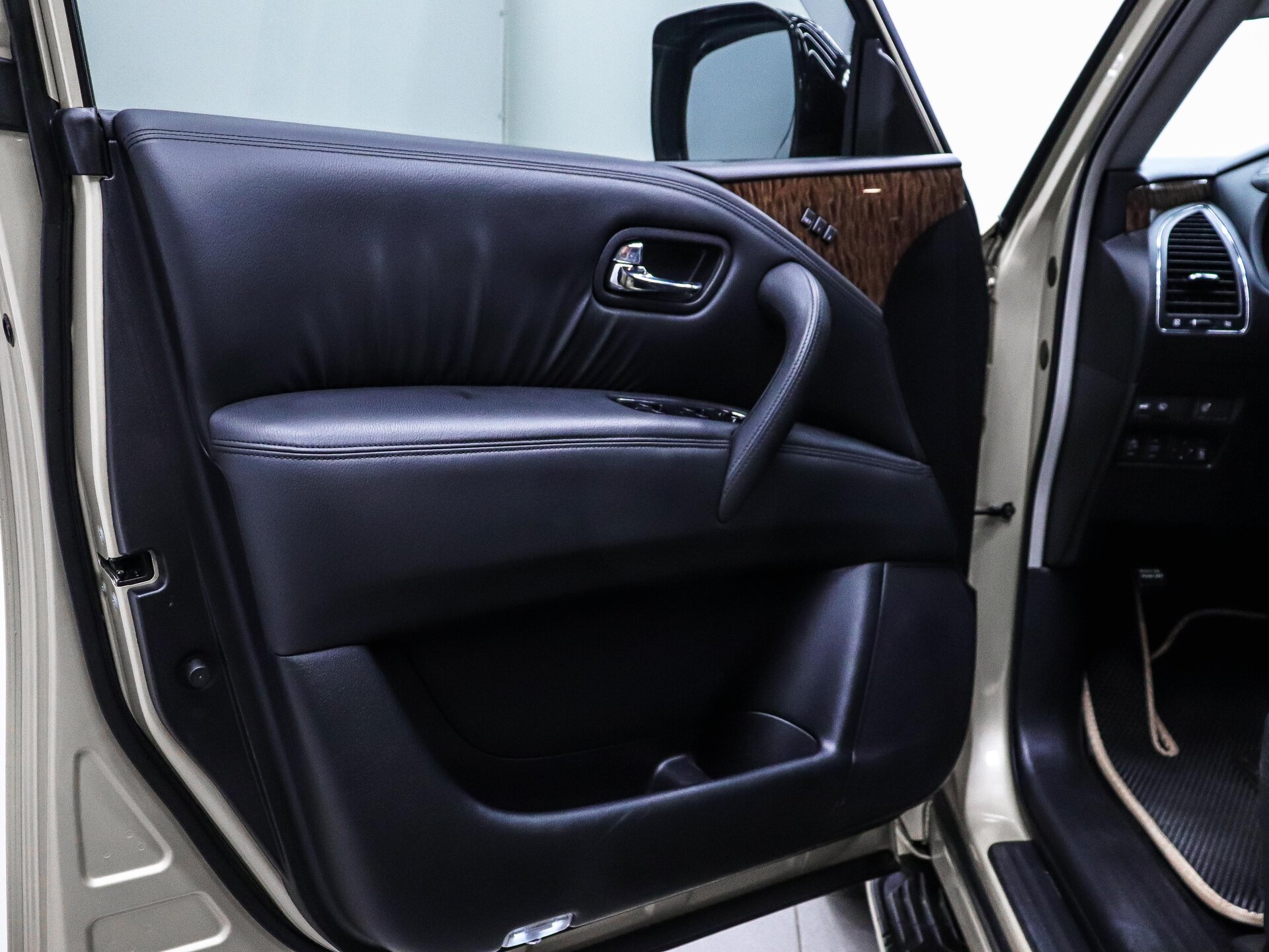 Nissan Patrol 2011 9