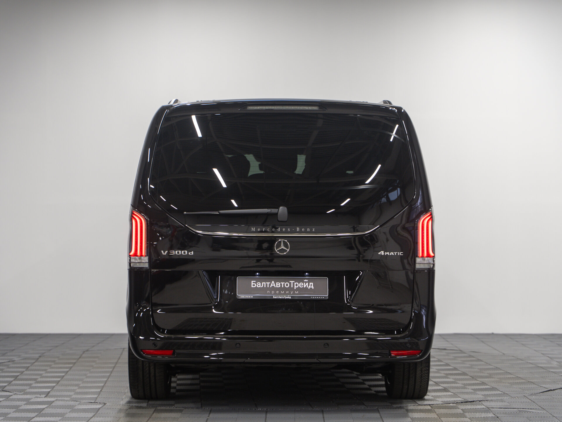 Автомобиль Mercedes-Benz V-Класс 300 d экстра длинный 2.0d AT (237 л.с.) 4WD - 7