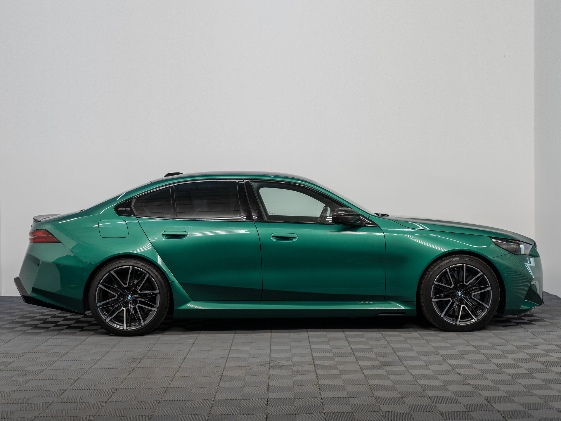 Автомобиль BMW M5 4.4hyb AT (727 л.с.) 4WD - 4