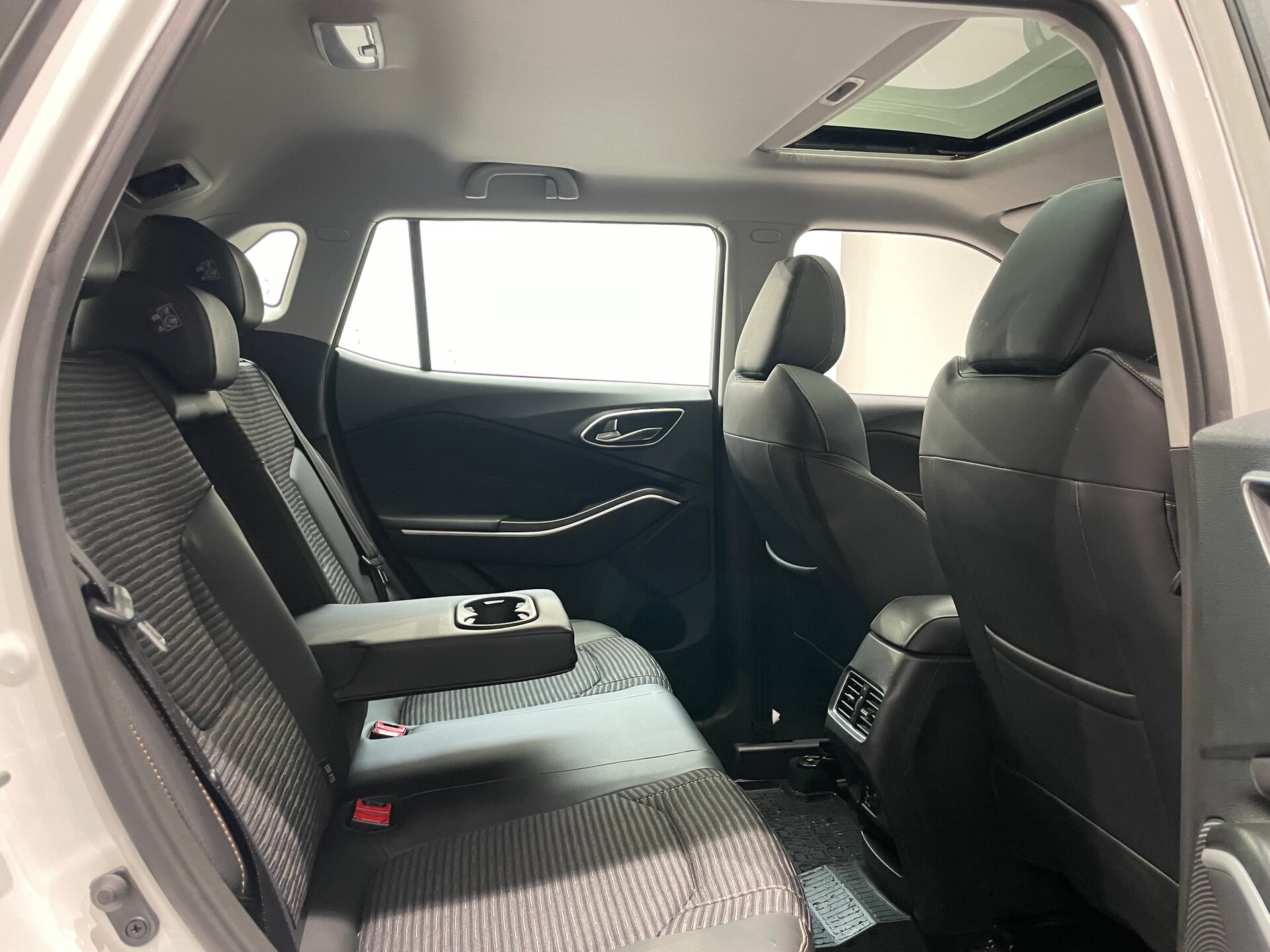 Автомобиль Москвич 3 1.5 CVT (136 л.с.) - 10