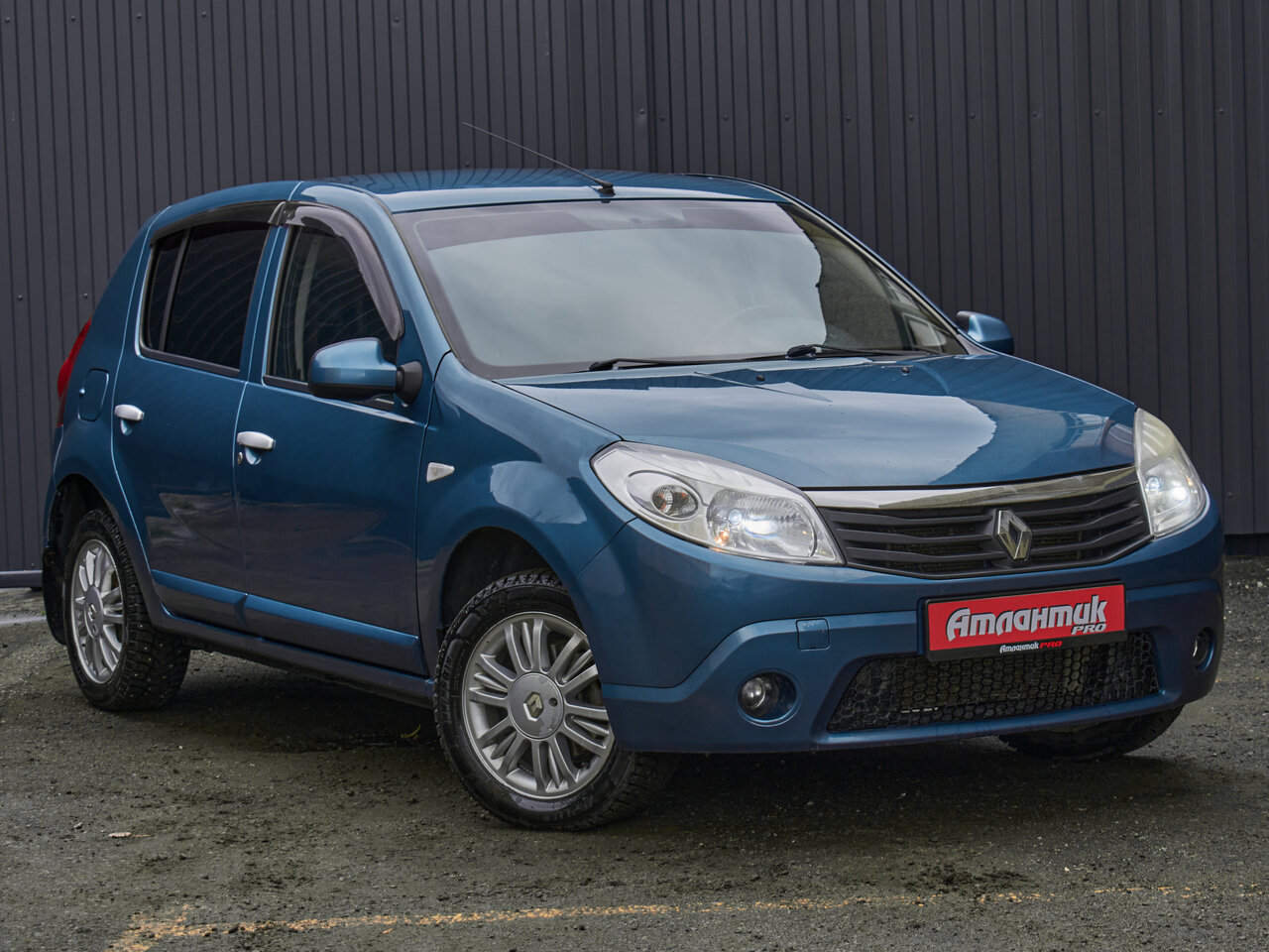 Купить Renault Sandero 1.6 MT (84 л.с.), 2013 в Екатеренбурге