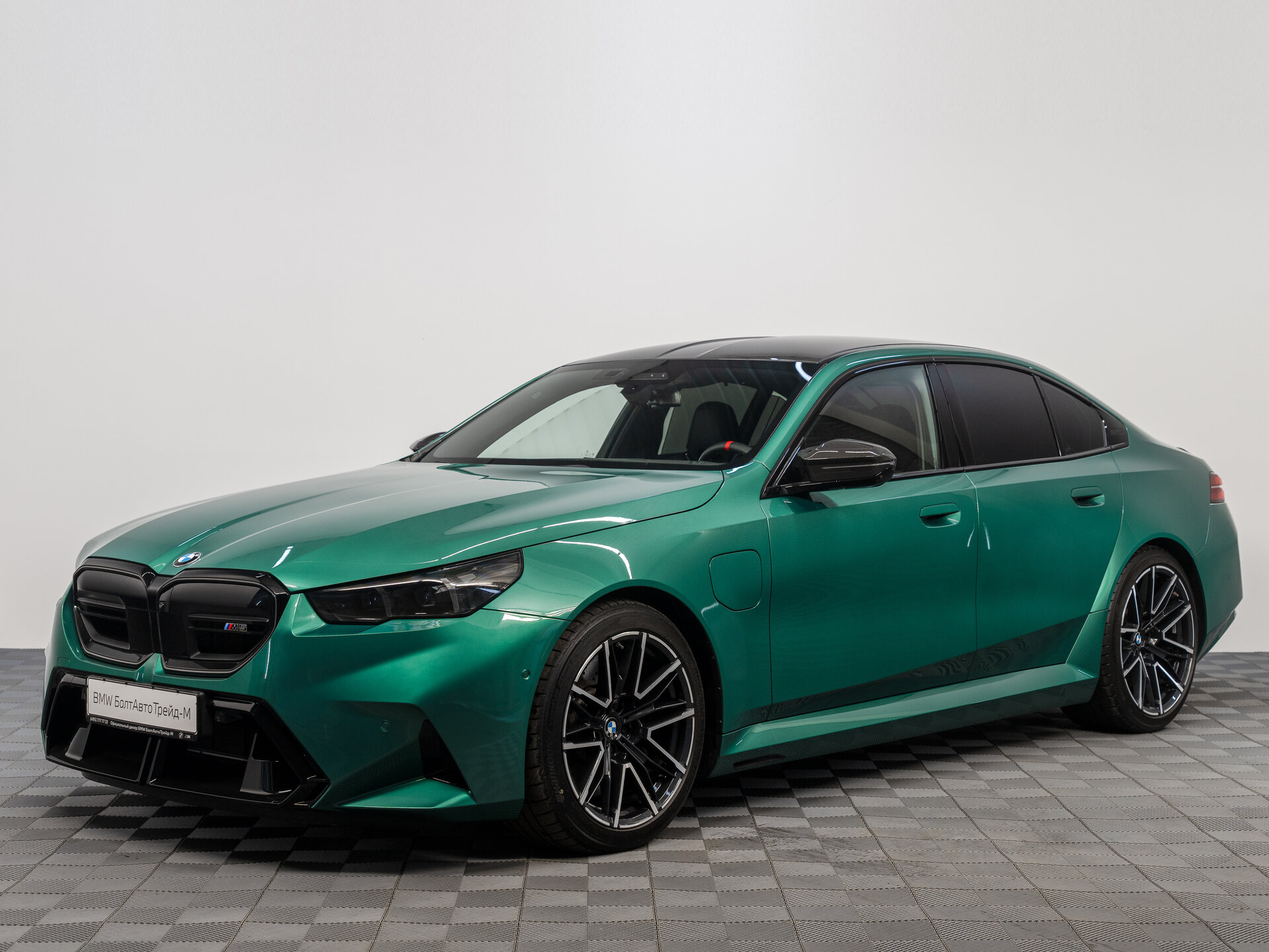 Автомобиль BMW M5 4.4hyb AT (727 л.с.) 4WD - 1
