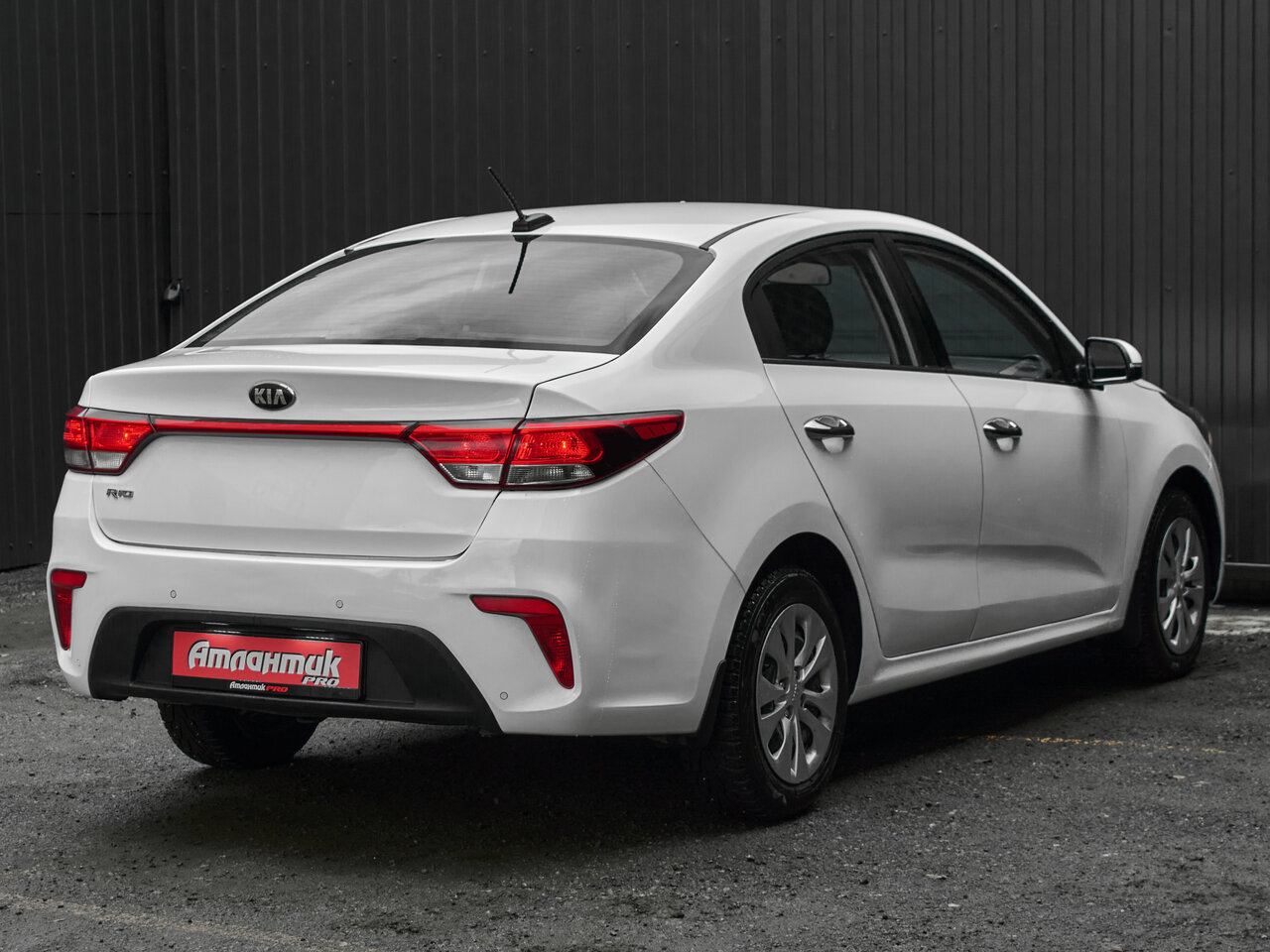 Купить Kia Rio 1.6 AT (123 л.с.), 2017 в Екатеренбурге
