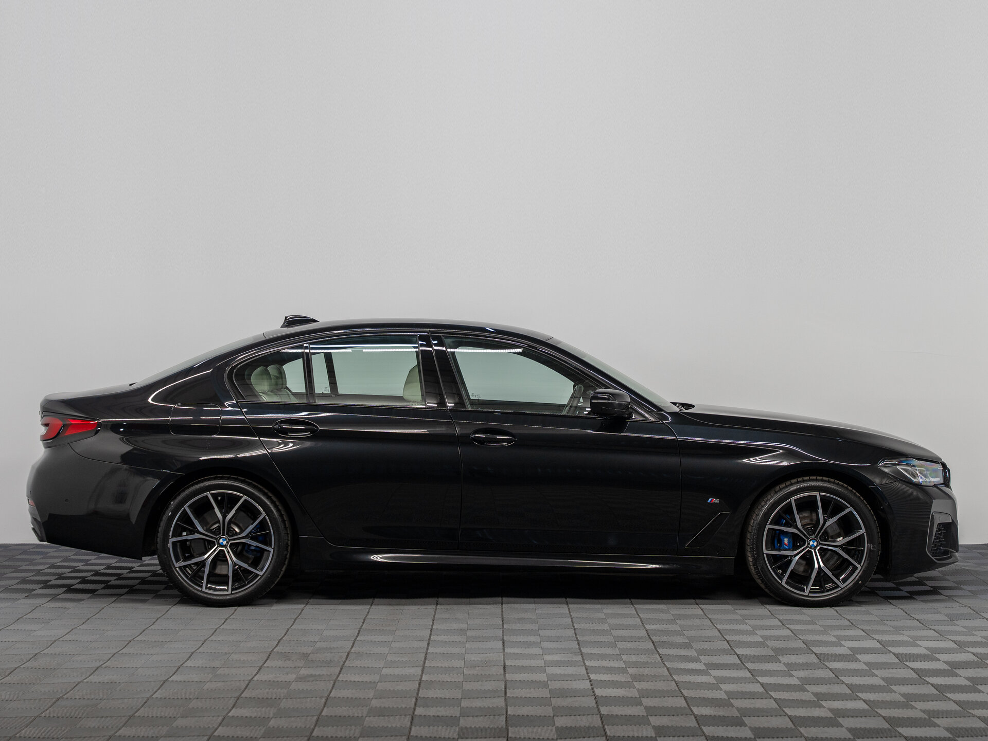 Автомобиль BMW 5 серии 530i xDrive 2.0 AT (249 л.с.) 4WD - 4