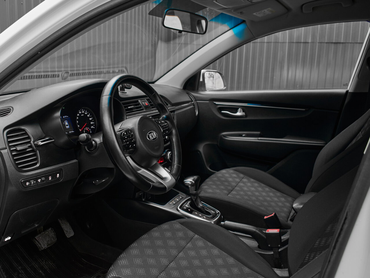 Купить Kia Rio 1.6 AT (123 л.с.), 2017 в Екатеренбурге