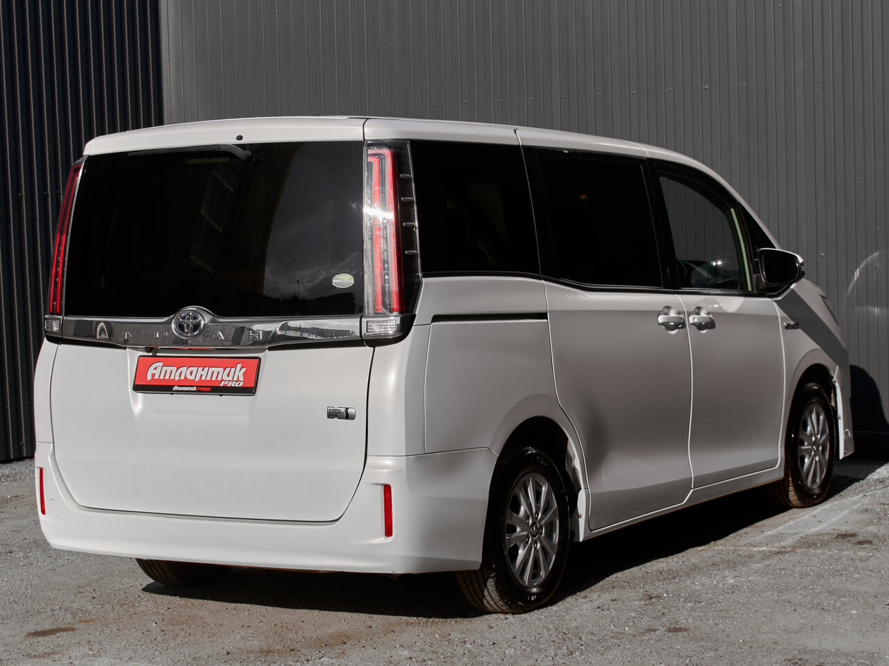 Купить Toyota Noah 1.8hyb CVT (99 л.с.), 2018 в Екатеренбурге