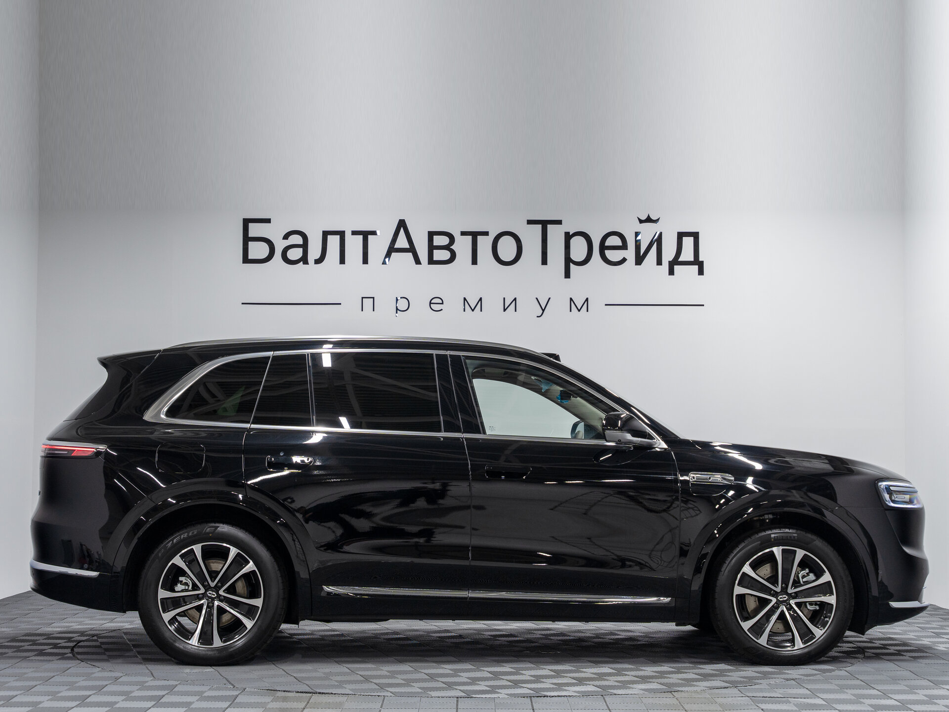 Автомобиль Aito M7 53.4 kWh 1.5hyb AT (533 л.с.) 4WD - 6