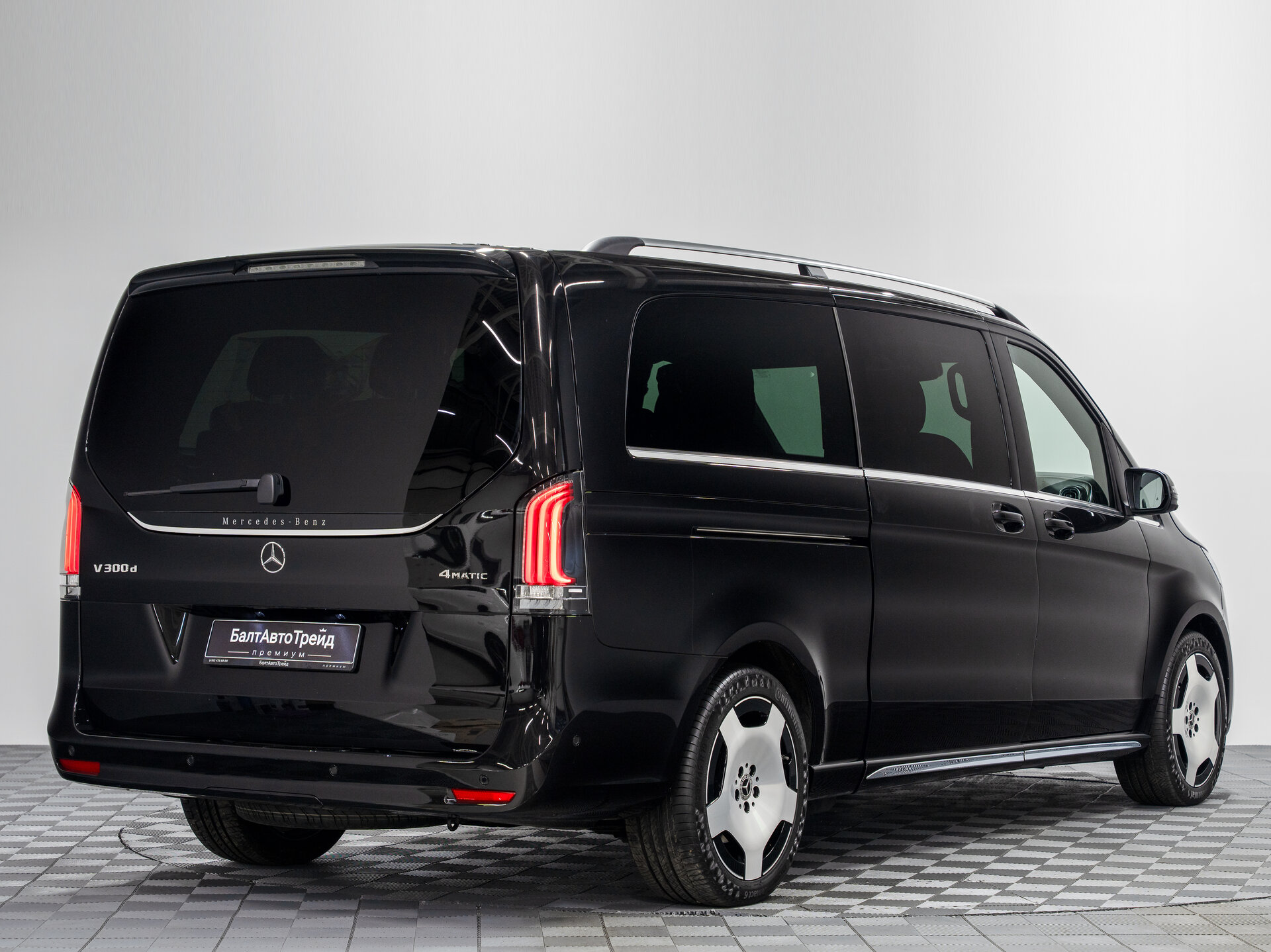 Автомобиль Mercedes-Benz V-Класс 300 d экстра длинный 2.0d AT (237 л.с.) 4WD - 7