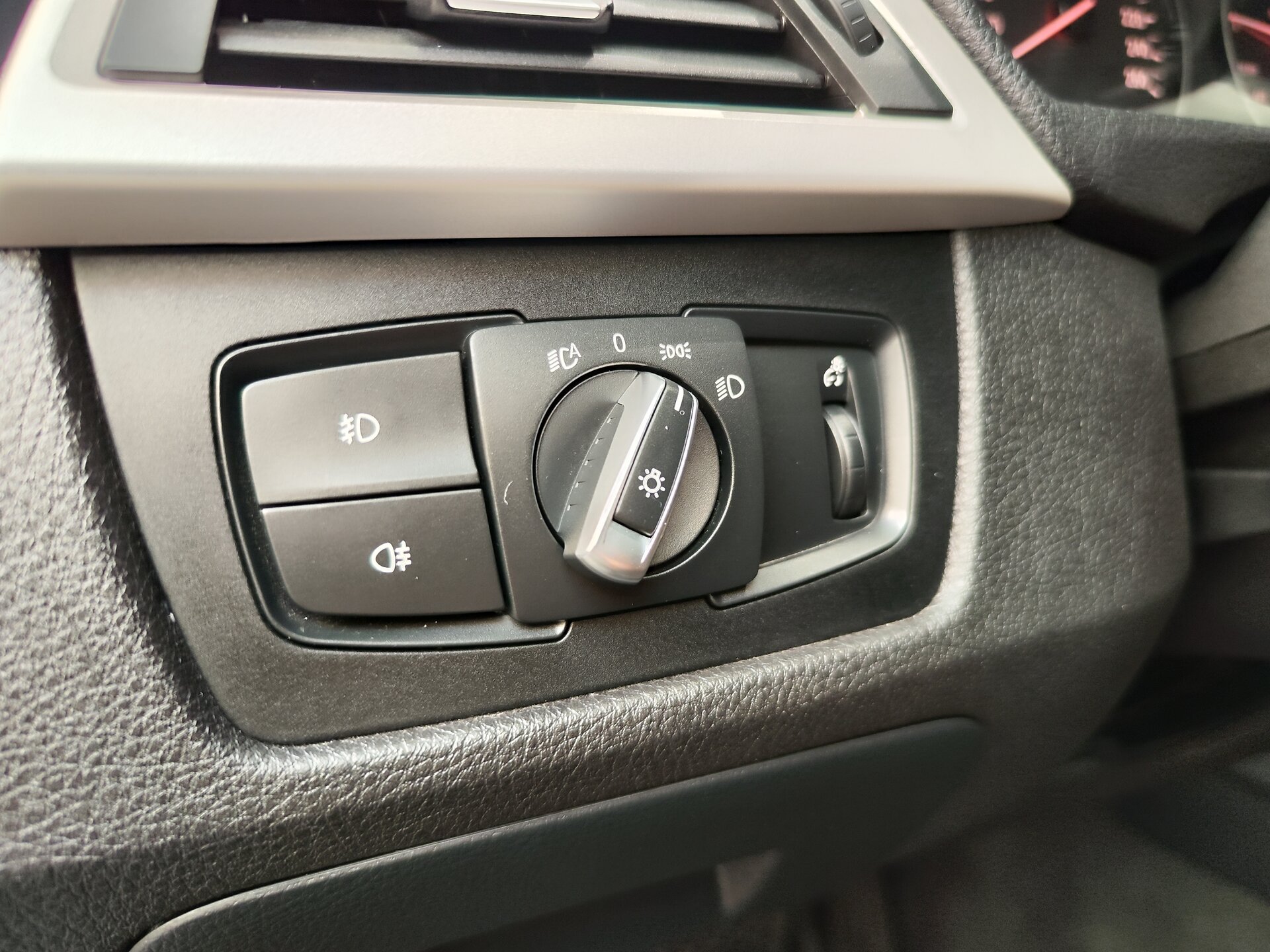 Автомобиль BMW 3 серии 318i 1.5 AT (136 л.с.) - 17